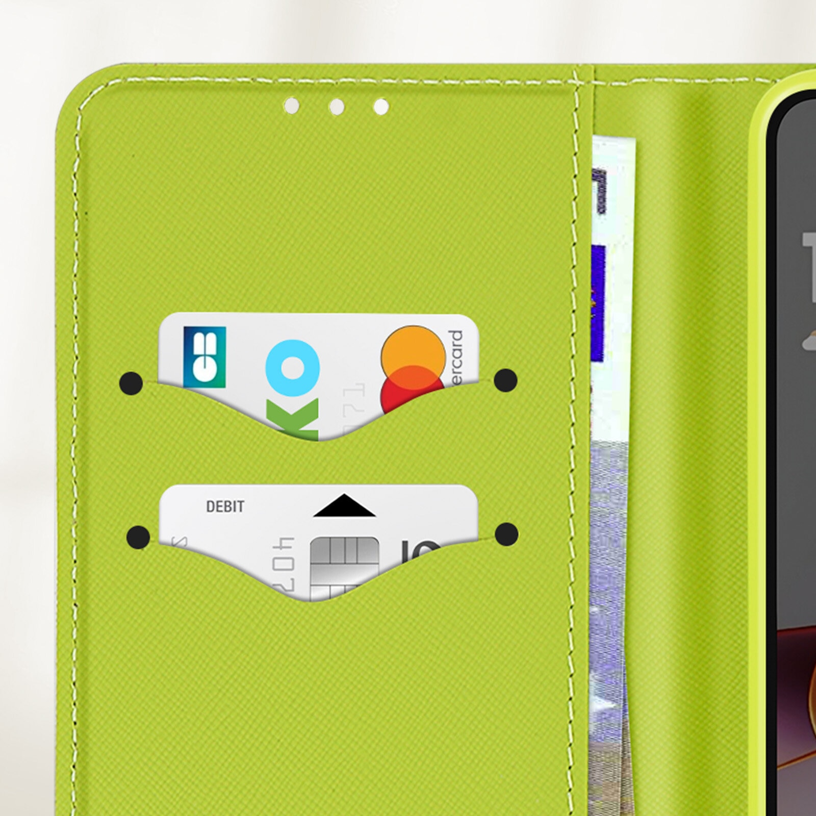 Custodia per telefono verde aperta con carte visibili all'interno.
