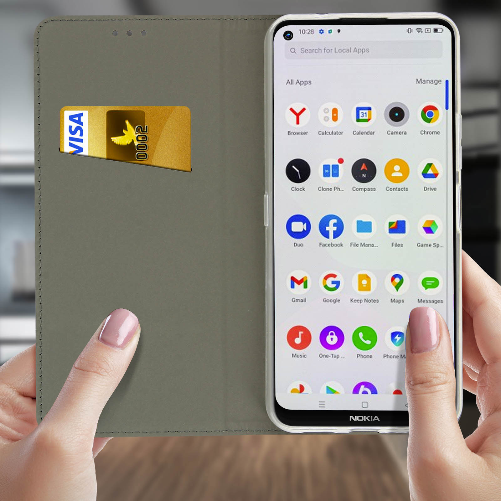 Telefono che mostra le icone delle app. Telefono in una custodia e tenuto da due mani.