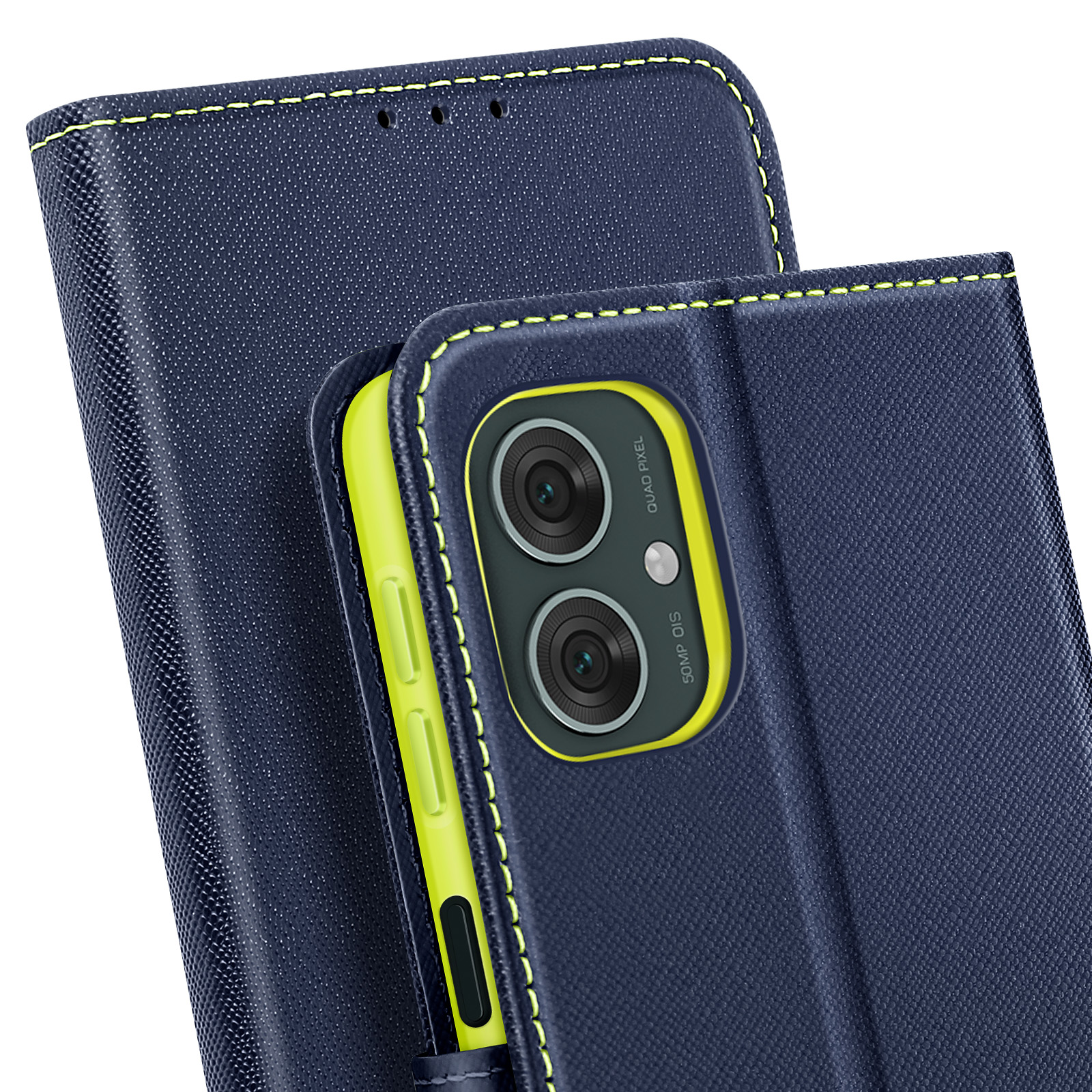 Primo piano di una custodia per telefono blu navy con cuciture giallo neon, che rivela una fotocamera del telefono.