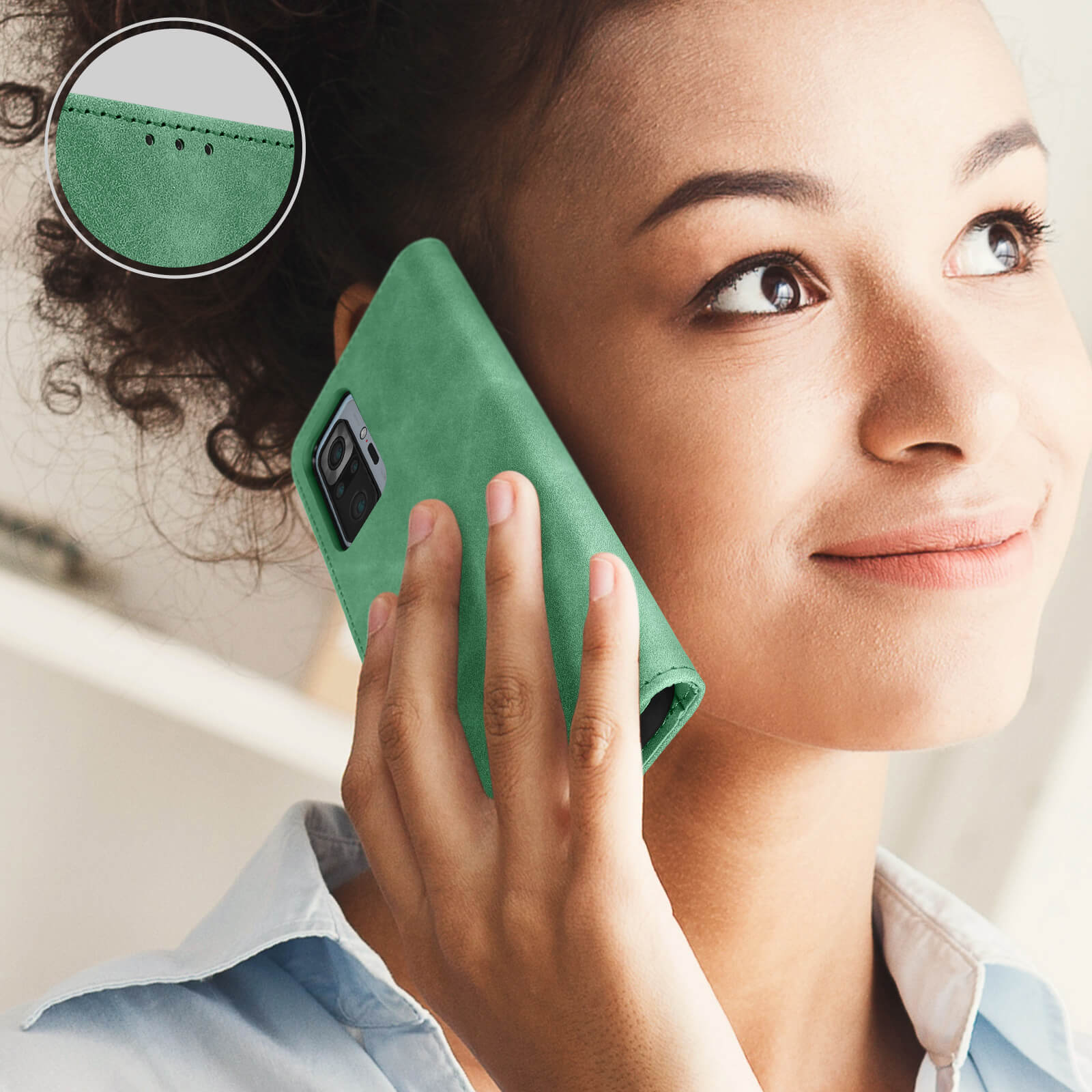 Donna che usa una custodia verde per telefono, tenendola all'orecchio. Primo piano delle cuciture sulla custodia.