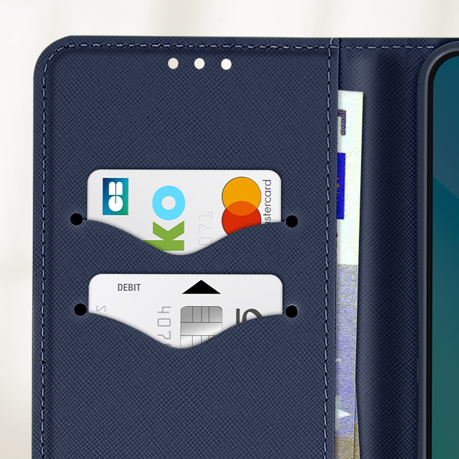 Primo piano di una custodia per telefono blu scuro con fessure per carte. Le carte sono visibili all'interno delle fessure.