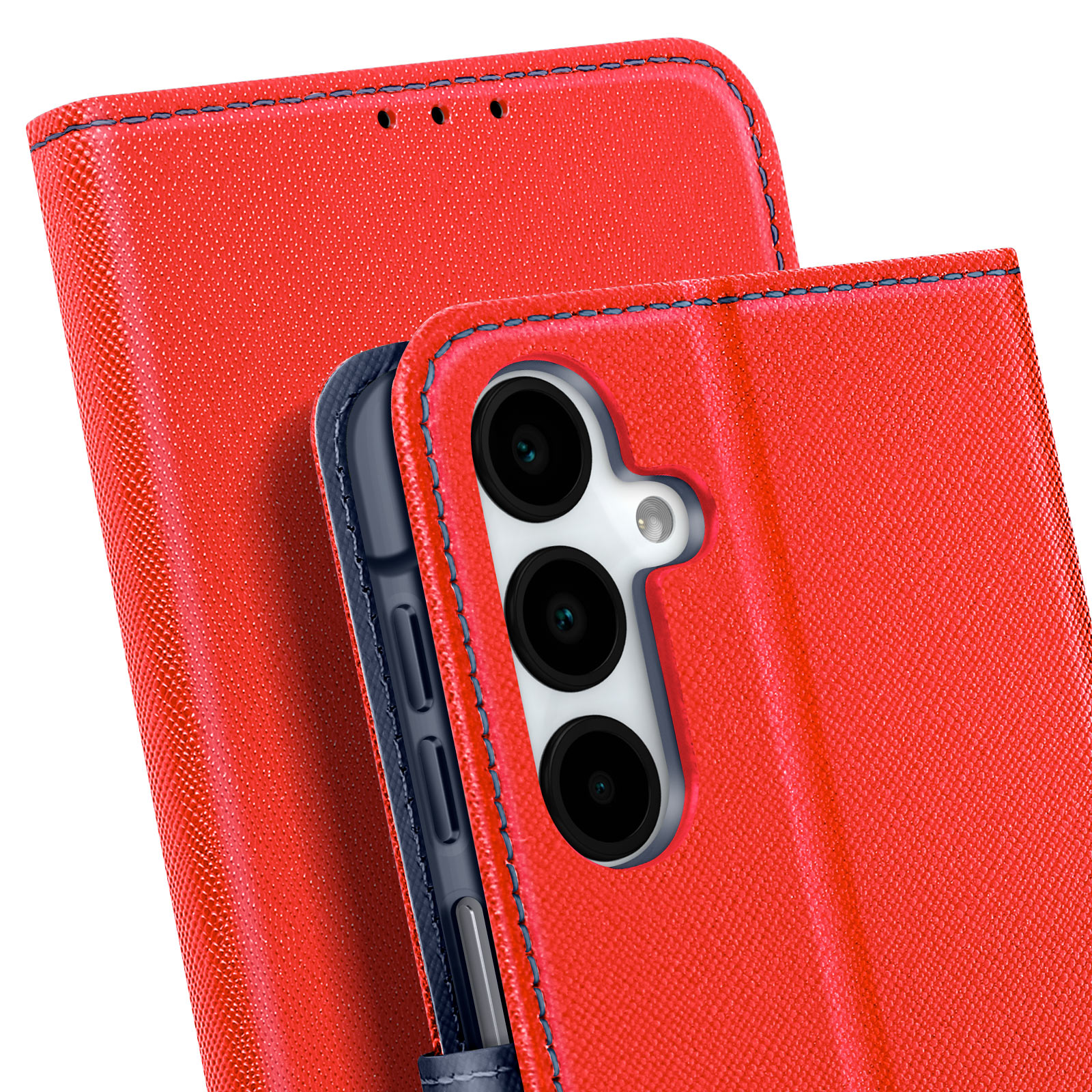 Custodia per telefono rossa con dettaglio della lente della fotocamera. Cuciture blu e un telefono abbinato.