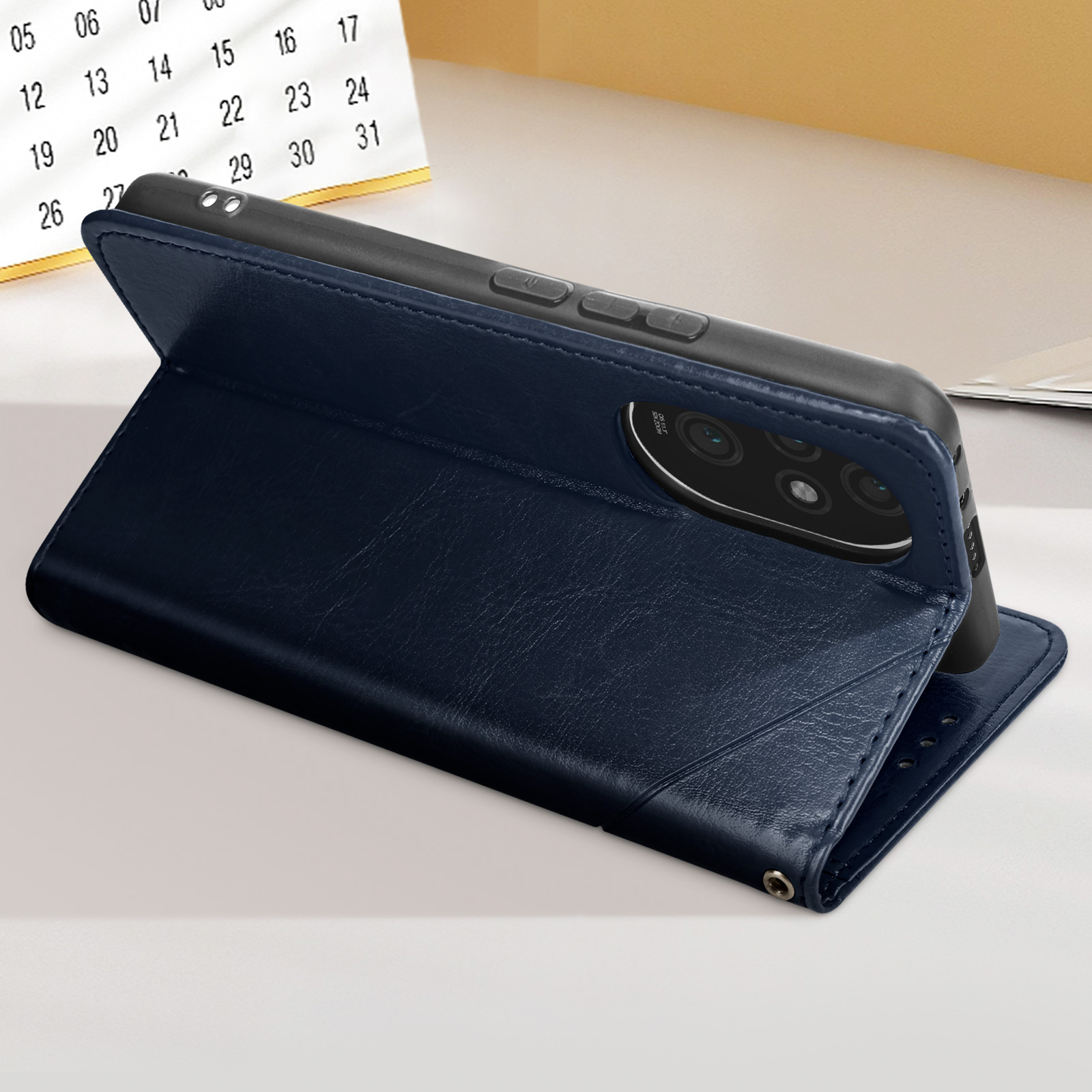 Custodia per telefono in pelle blu con telefono. Telefono sul display. Calendario sullo sfondo. Tavolo bianco.