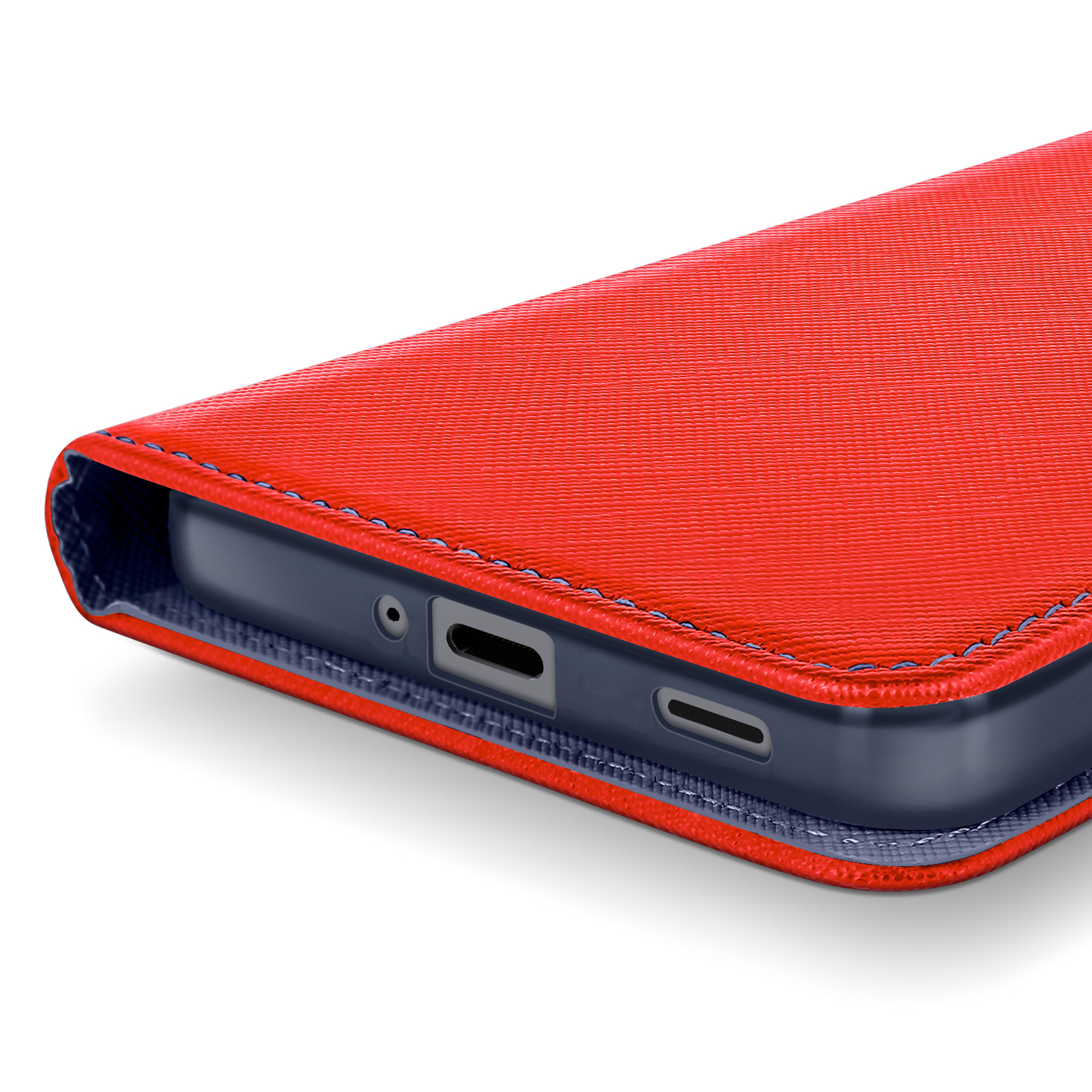 Primo piano di una custodia rossa per telefono. Il bordo inferiore della custodia è visibile. Un bordo interno blu è visibile.