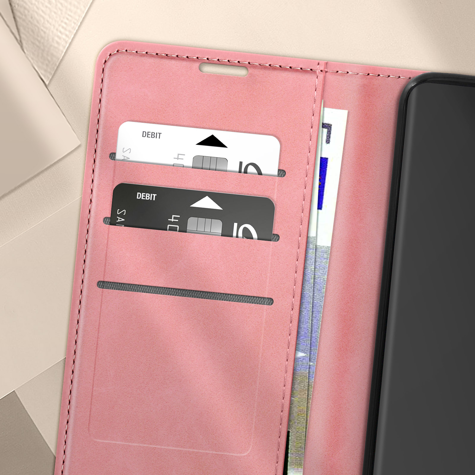 Interno della custodia rosa del telefono. Fessure per carte con carte e denaro all'interno. Primo piano.