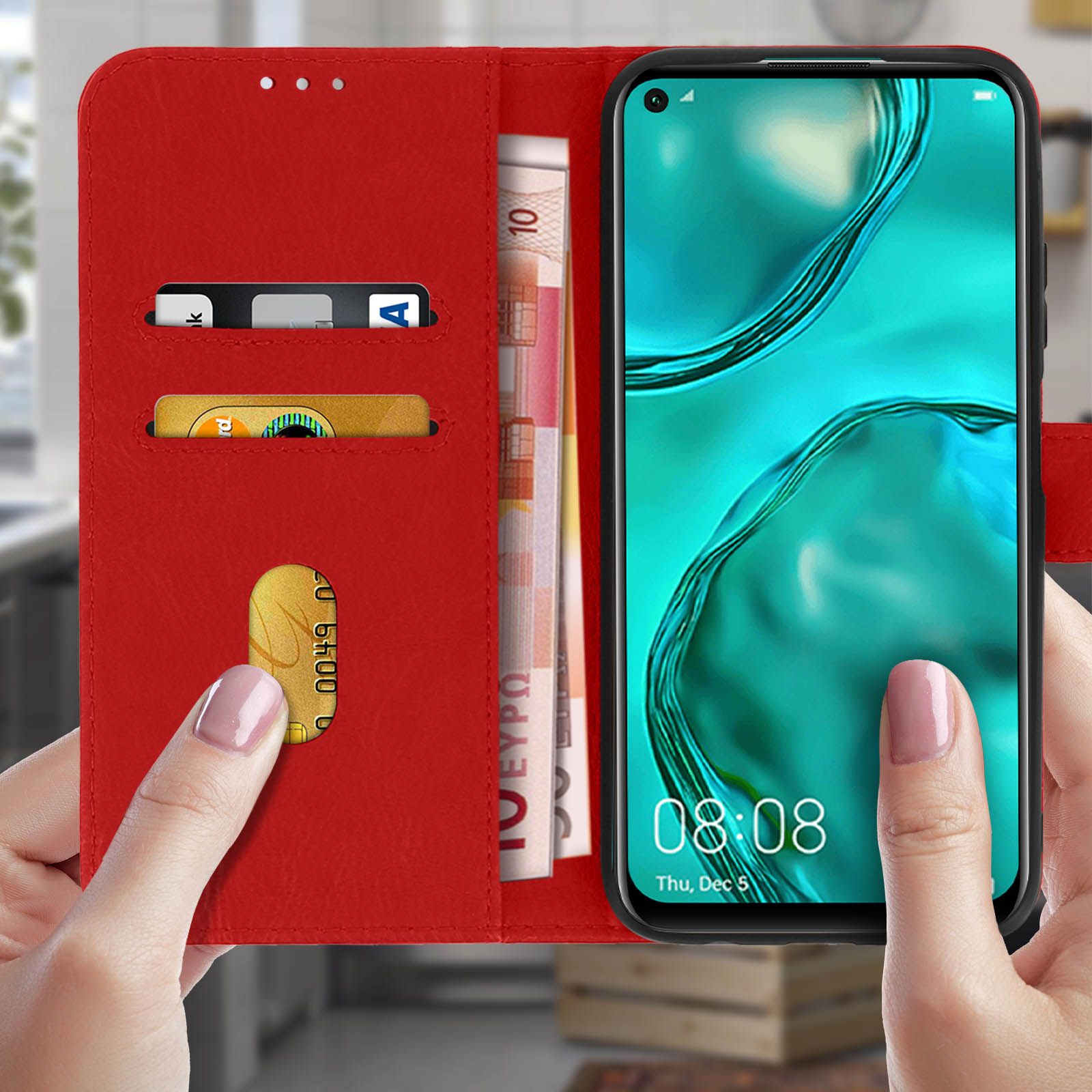 Custodia rossa per telefono con telefono, carte e denaro. Due mani che tengono la custodia.