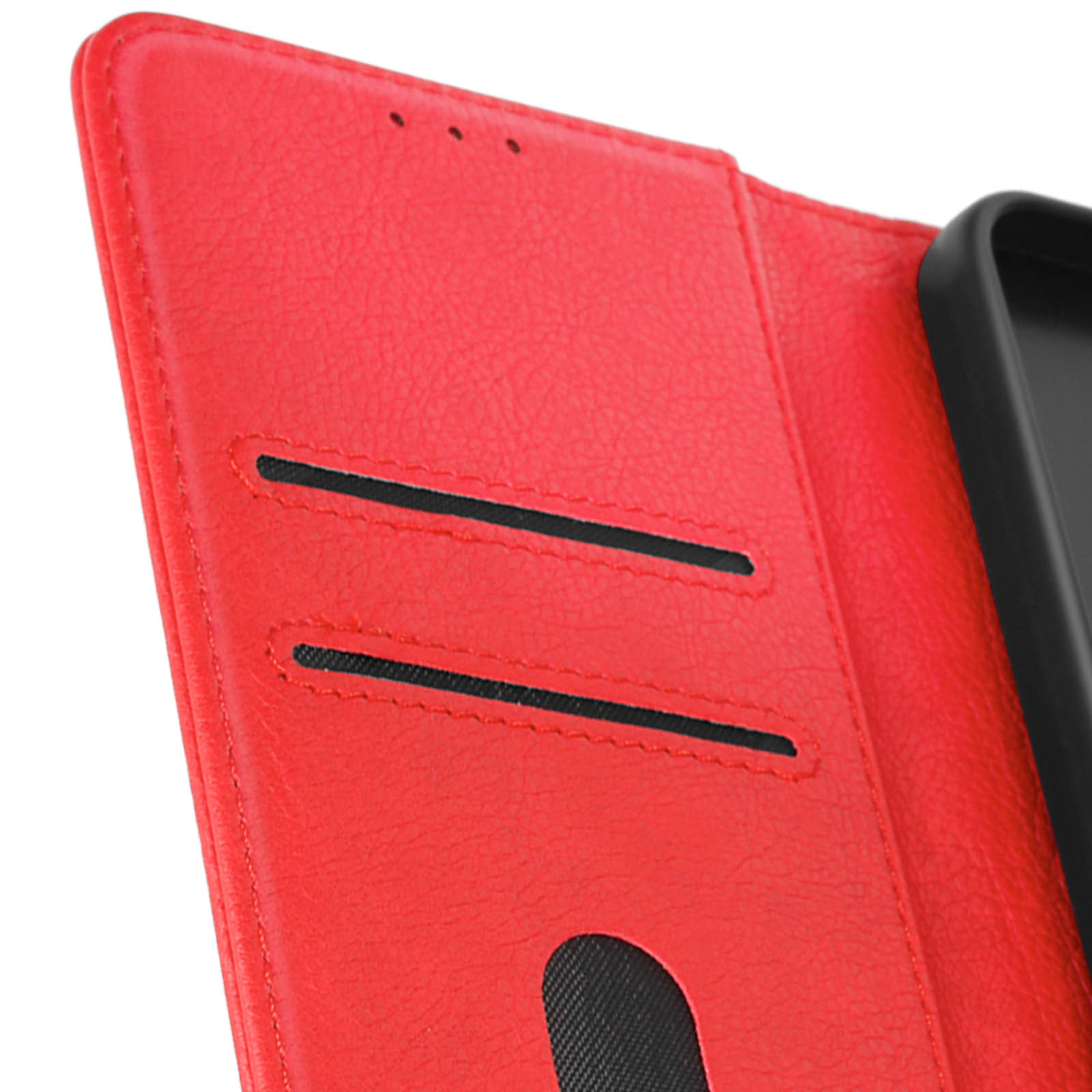 Primo piano dell'interno di una custodia per telefono rossa con fessure per carte.