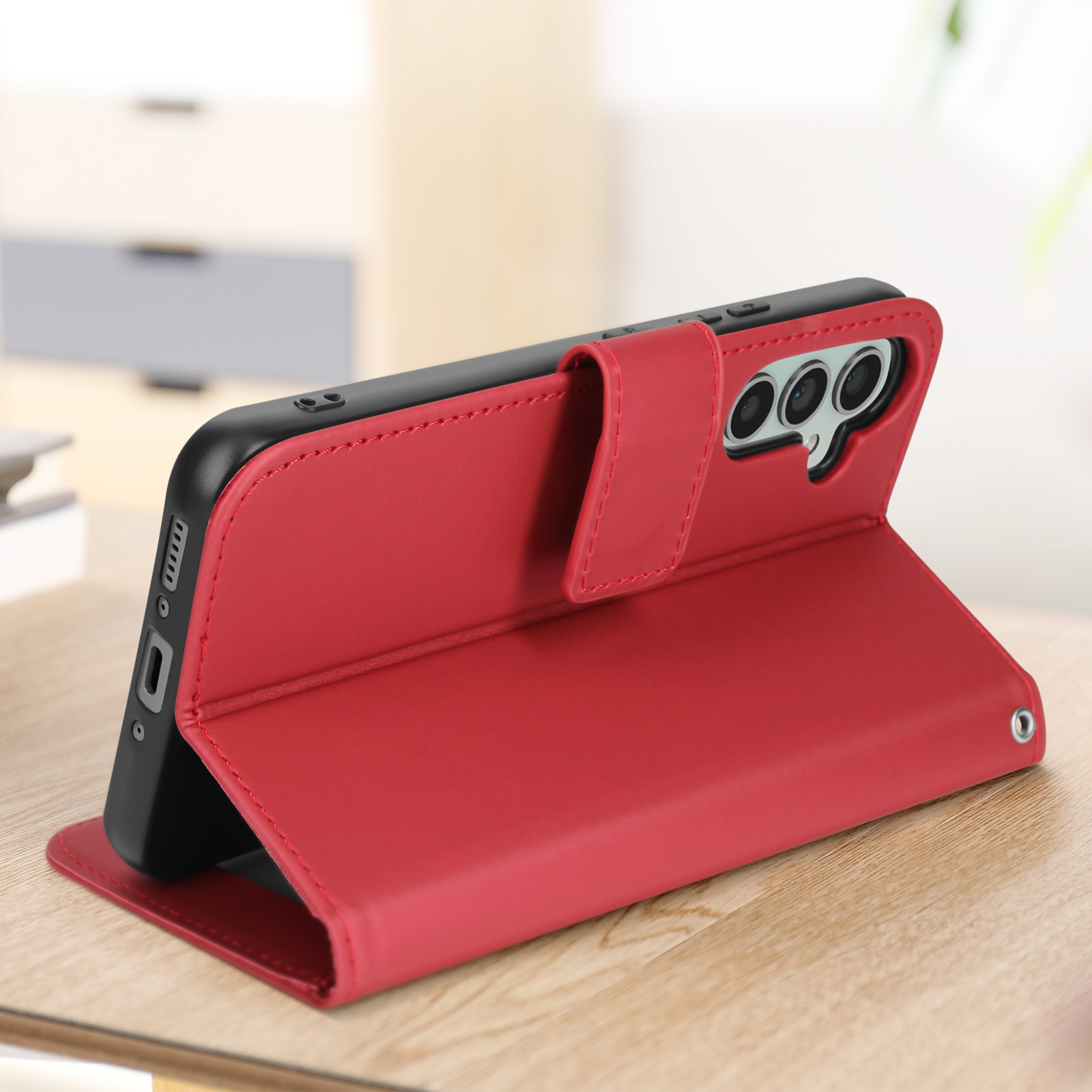 Custodia per telefono rossa aperta. Il telefono è all'interno. La custodia ha una chiusura magnetica.