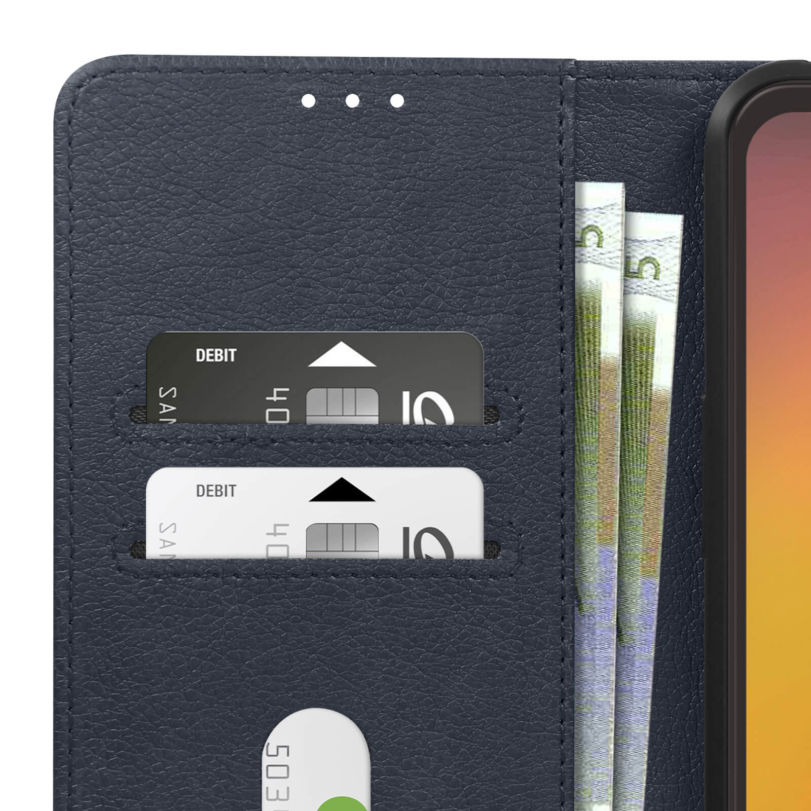 Primo piano di custodia blu per telefono con carte di credito e denaro. Sfondo bianco. Carte di debito visibili.