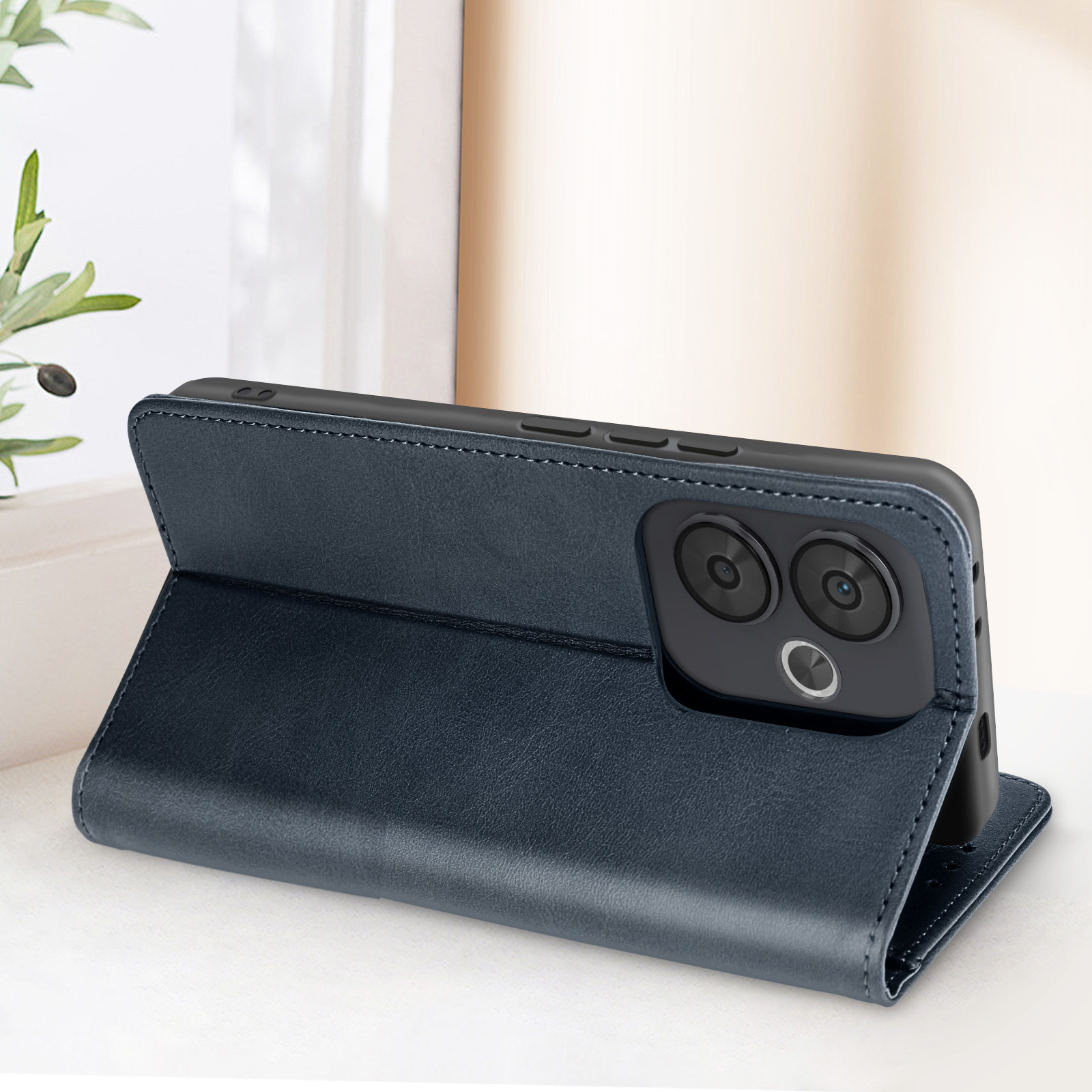 Custodia per telefono blu scuro, aperta, con un telefono all'interno. Riposa su una superficie bianca.