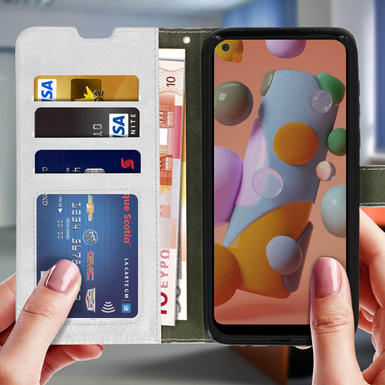 Una custodia per telefono con carte e denaro all'interno. Il telefono mostra un'immagine astratta colorata.