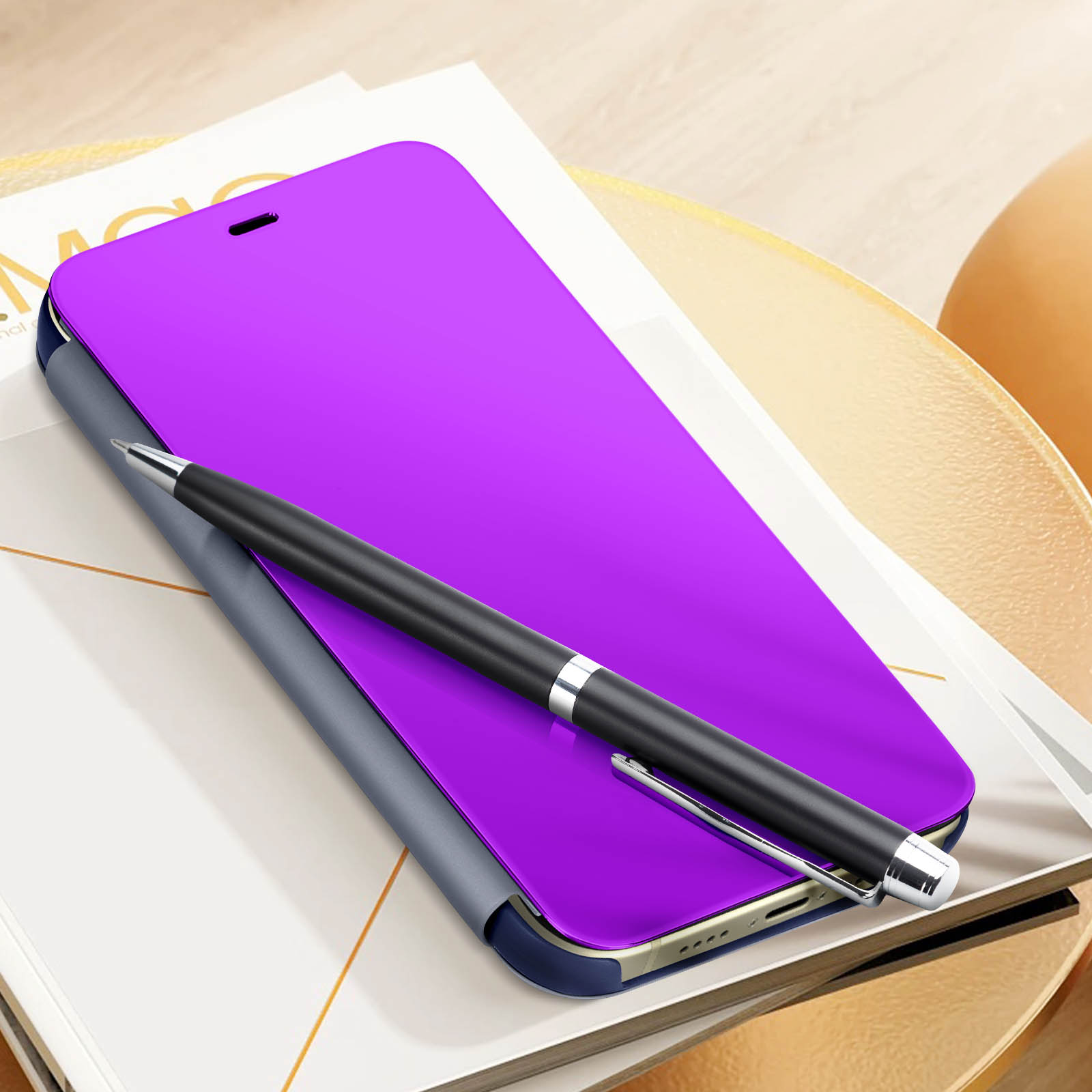 Custodia viola con penna su un libro.