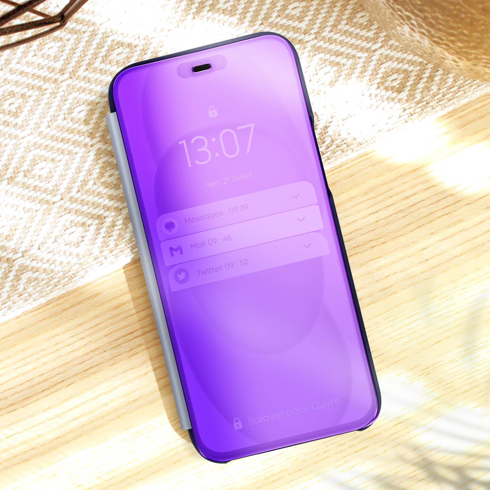Schermo del telefono viola che mostra l'ora e le notifiche delle app su una superficie in legno.