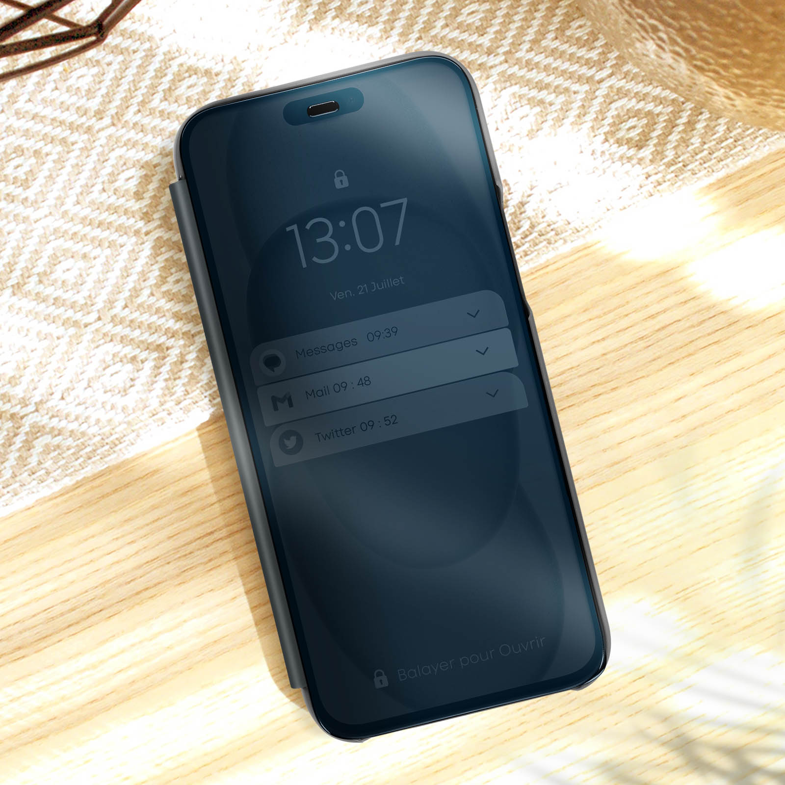 Telefono che mostra la schermata di blocco con ora e notifiche. Il telefono è su una superficie di legno. La cover è chiusa.