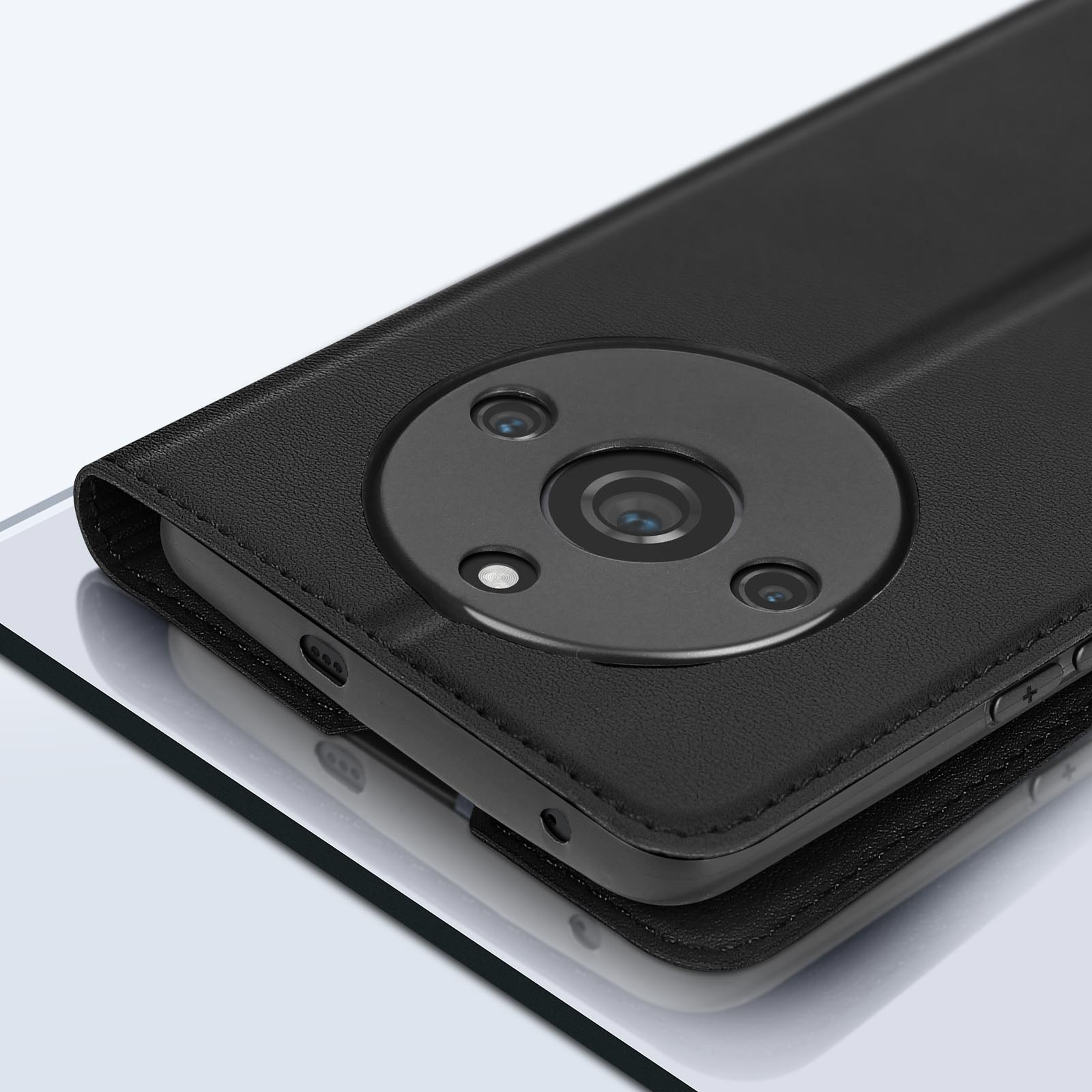 Custodia nera con sporgenza per fotocamera. La custodia è su una superficie di vetro.