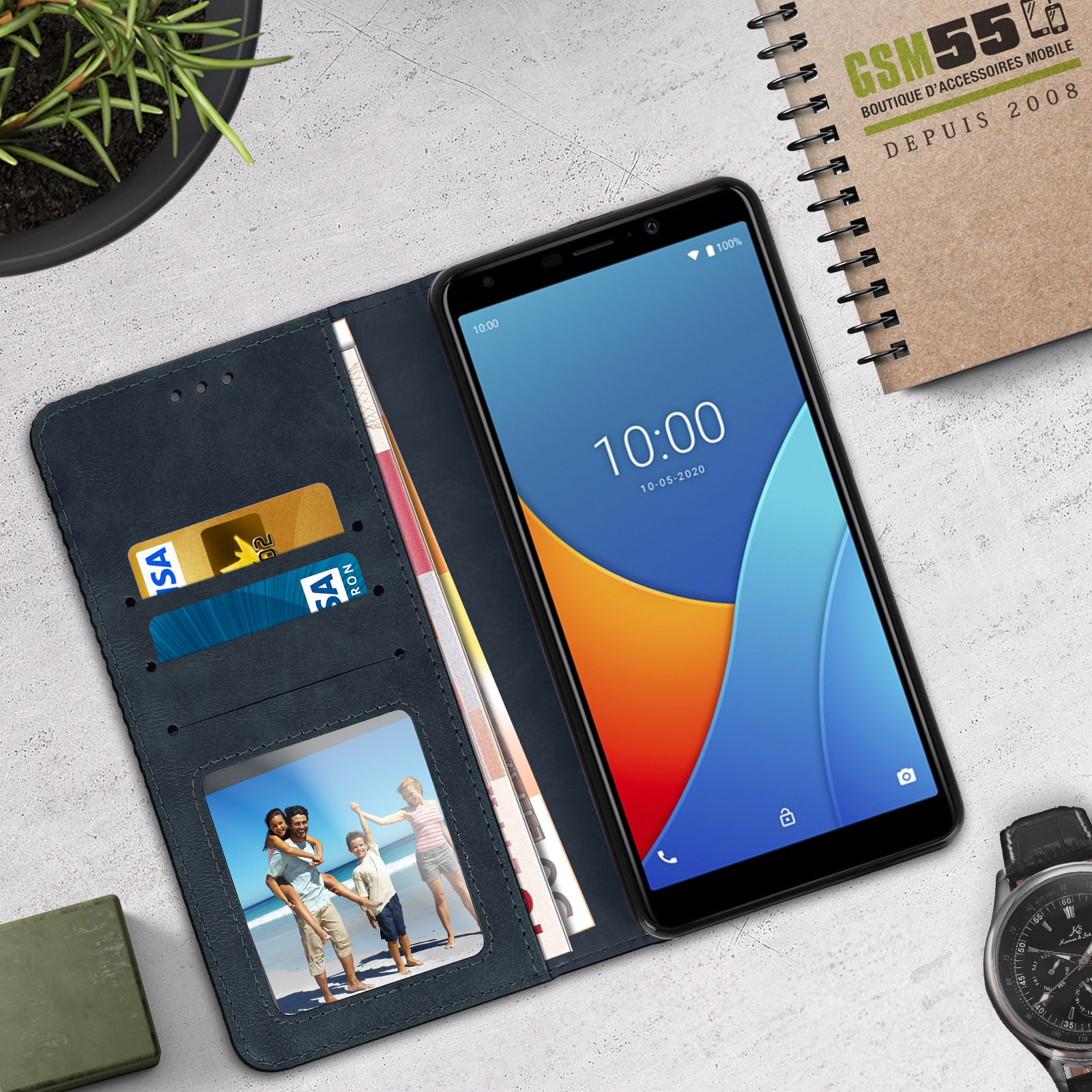 Funda de teléfono abierta con teléfono y tarjetas dentro. Foto familiar en la funda.