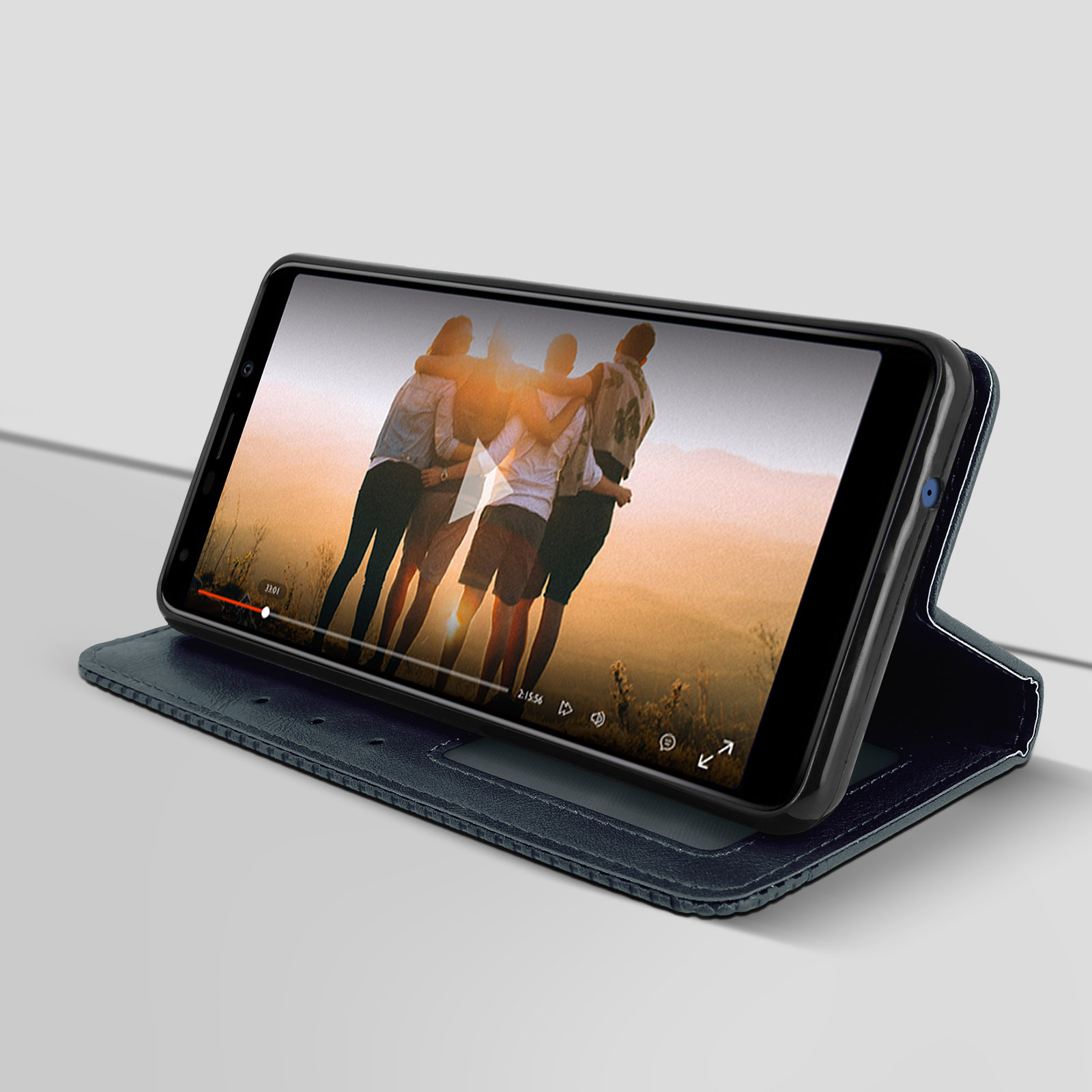 Teléfono en una funda, reproduciendo un video. El teléfono está en una mesa.