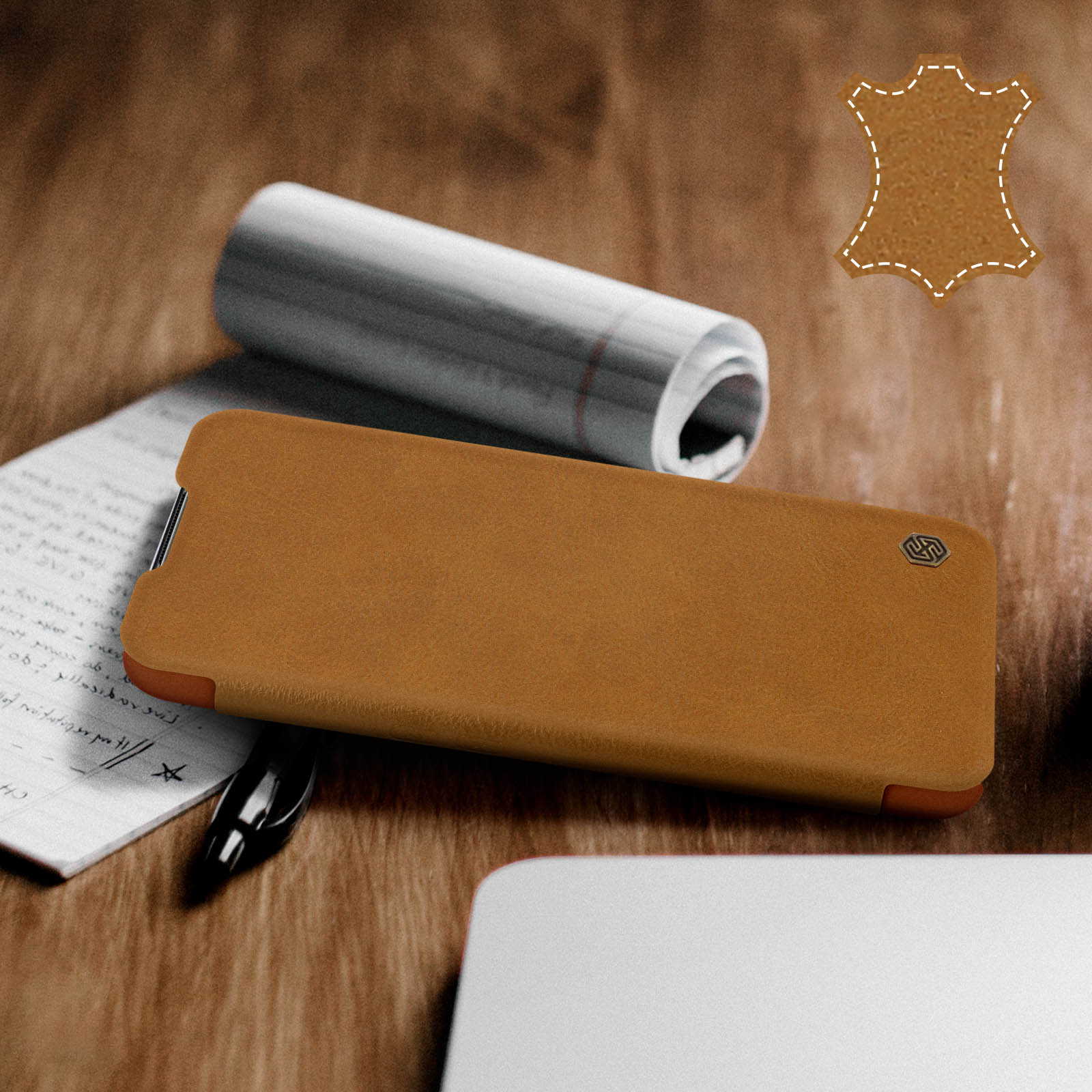 Una custodia per telefono di colore marrone su un tavolo con carte e una penna.