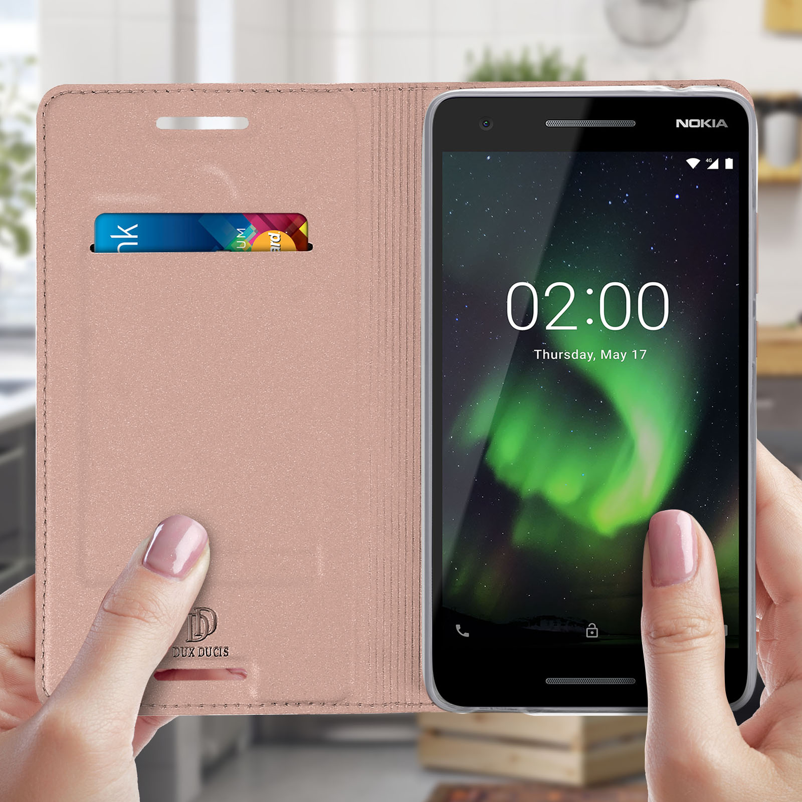 Telefono in custodia rosa, aperto, che mostra uno slot per schede e uno schermo Nokia.