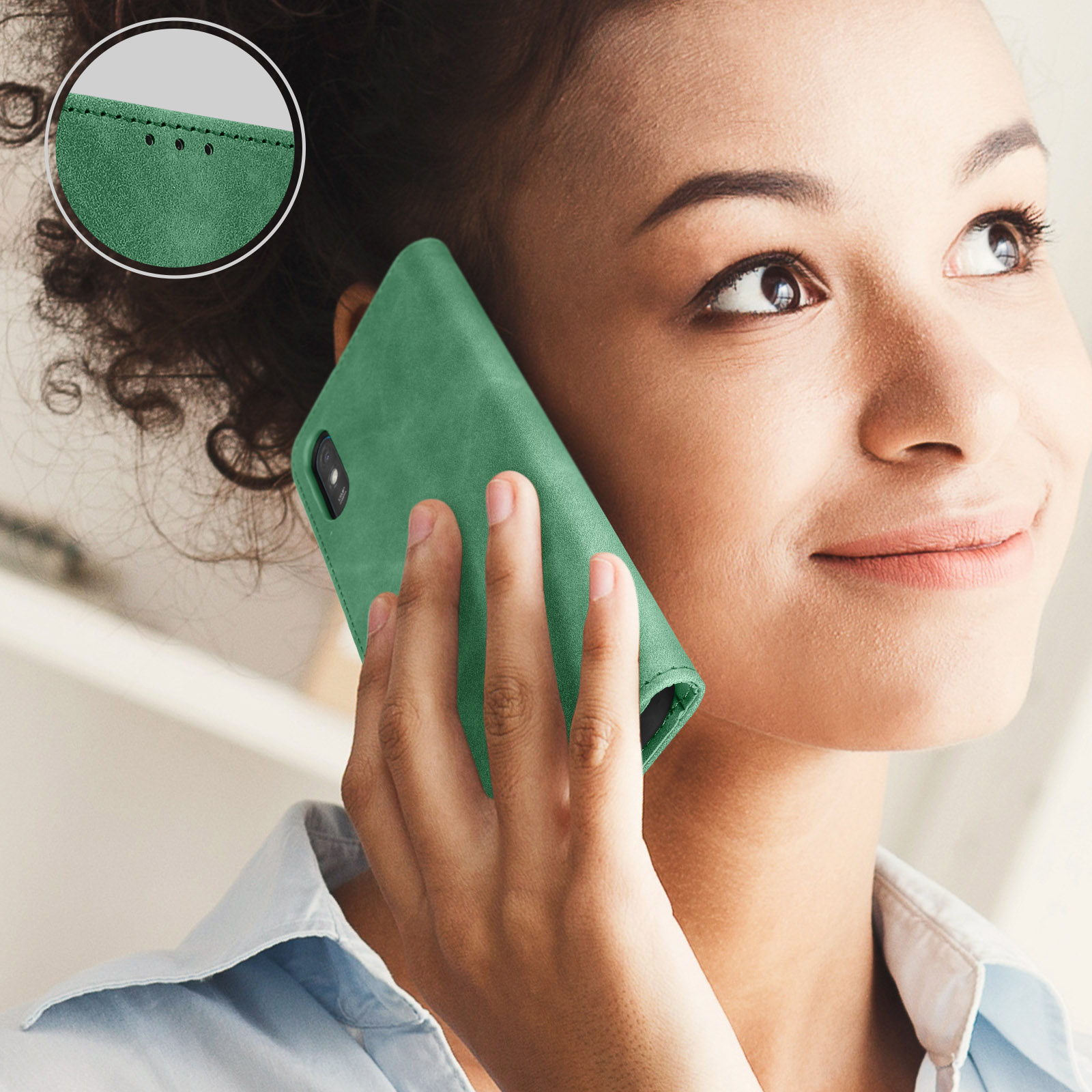 Una donna usa una custodia verde. Una parte del telefono è mostrata.