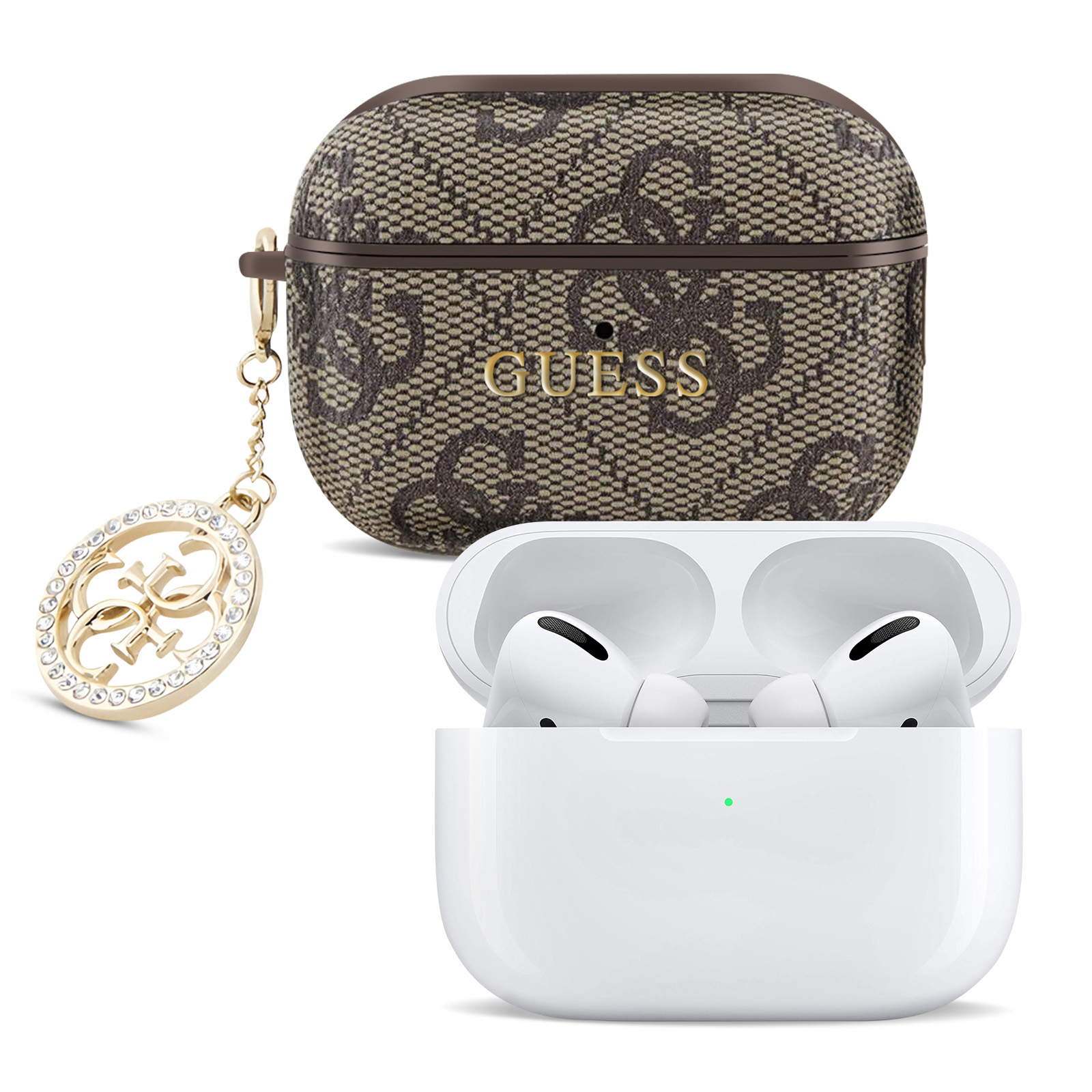 Braunes AirPods-Etui mit Guess-Anhänger und weißen AirPods.