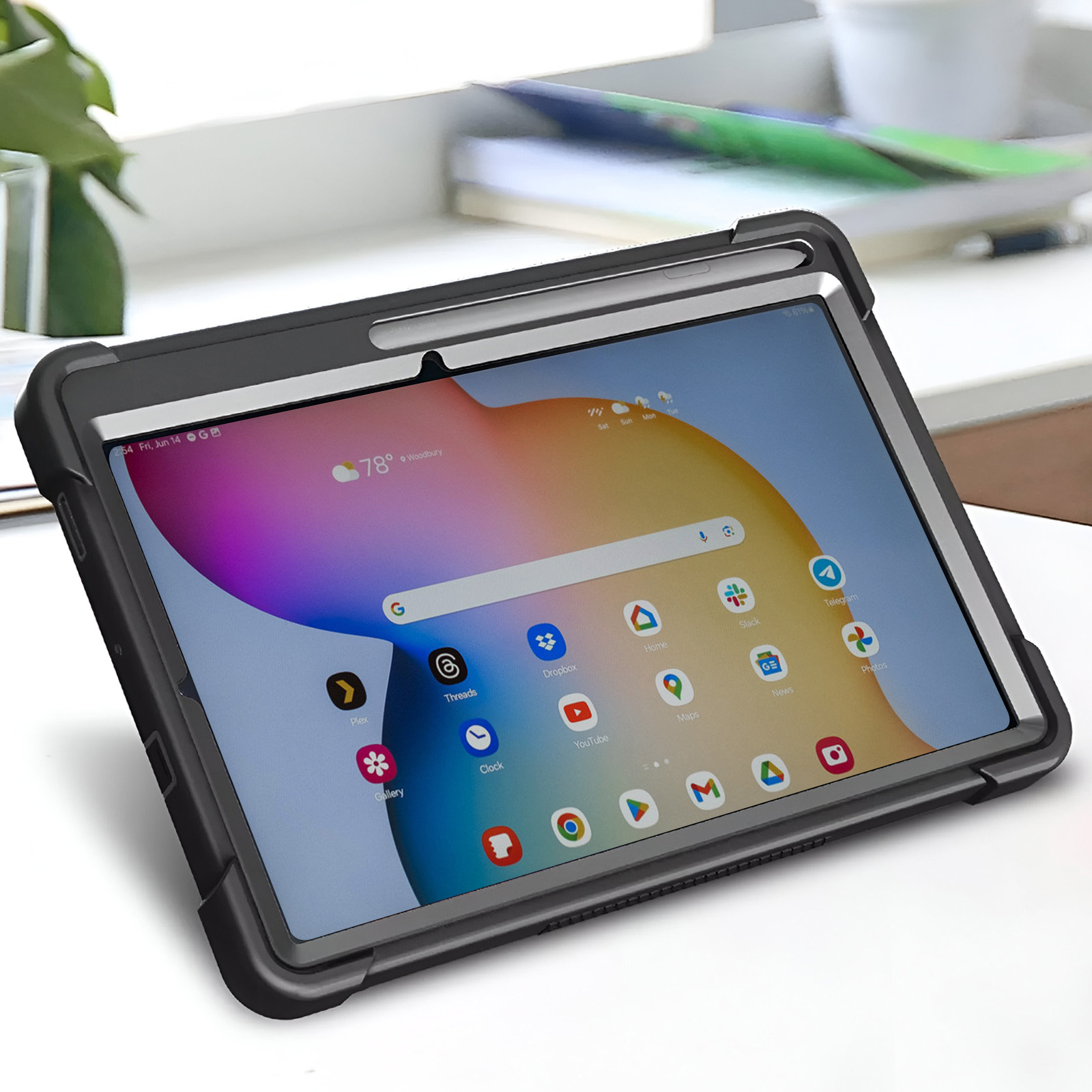 Tablet in una custodia. La custodia è nera. Lo schermo mostra il tablet e le icone.