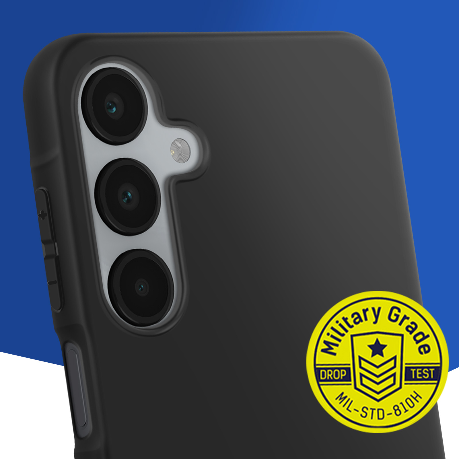 Een zwart telefoonhoesje met drie cameralenzen en een gele 'Military Grade' sticker.