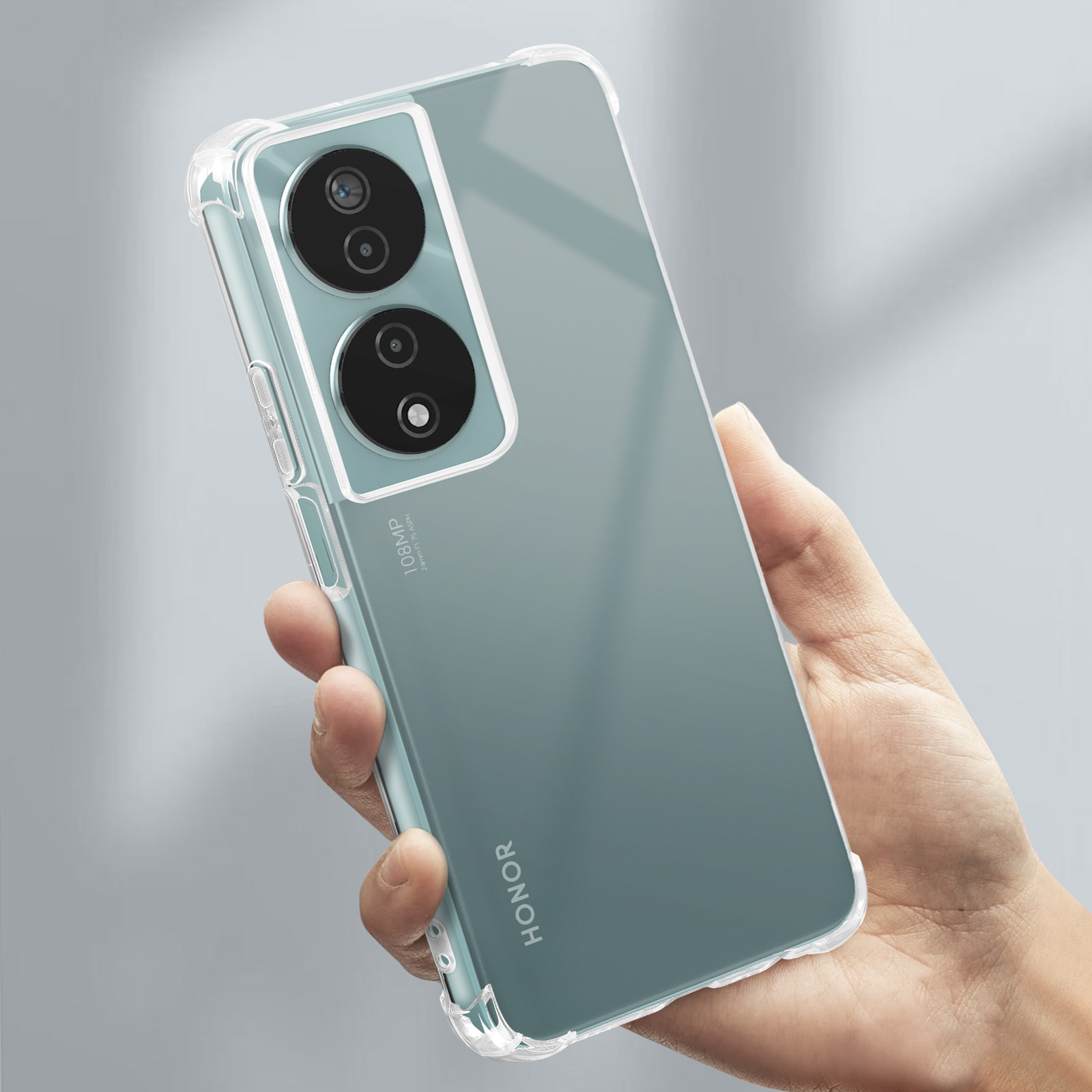 Una mano che tiene un telefono verde in una custodia trasparente, mostrando il retro del telefono, con sfondo bianco.