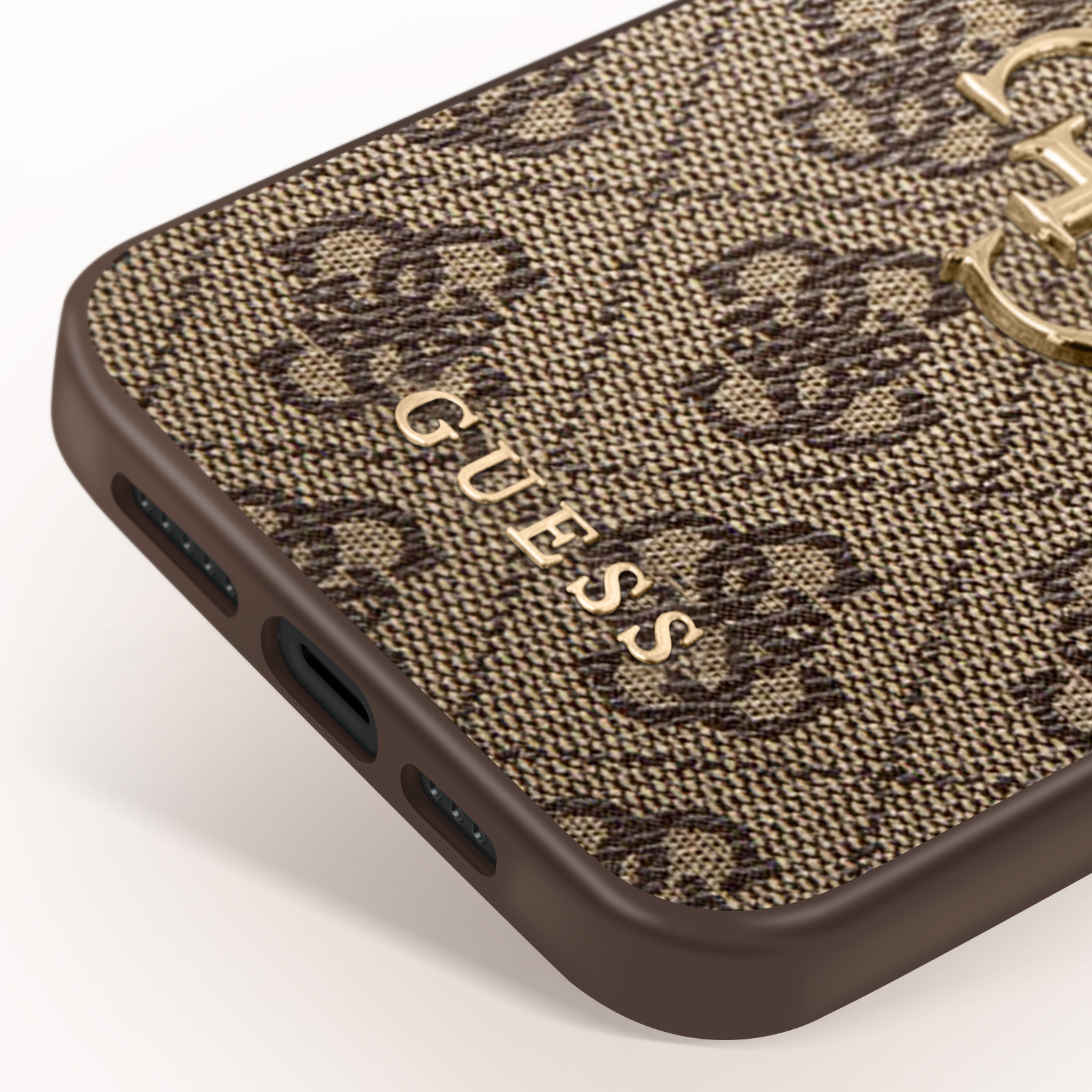 Primo piano di una custodia per telefono con il logo Guess. La custodia è marrone con il logo Guess. Il telefono è nella custodia.