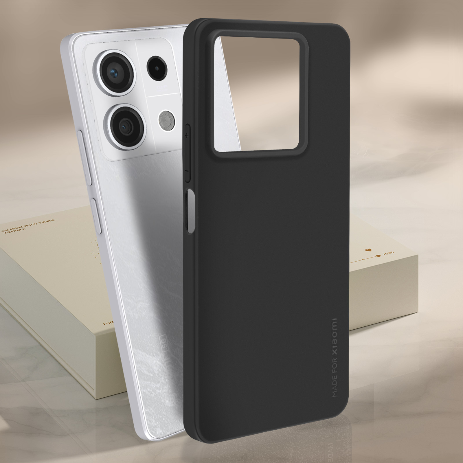 Ein silbernes Telefon und eine schwarze Telefonhülle, die Hülle ist für Xiaomi und hat eine quadratische Kameraöffnung.