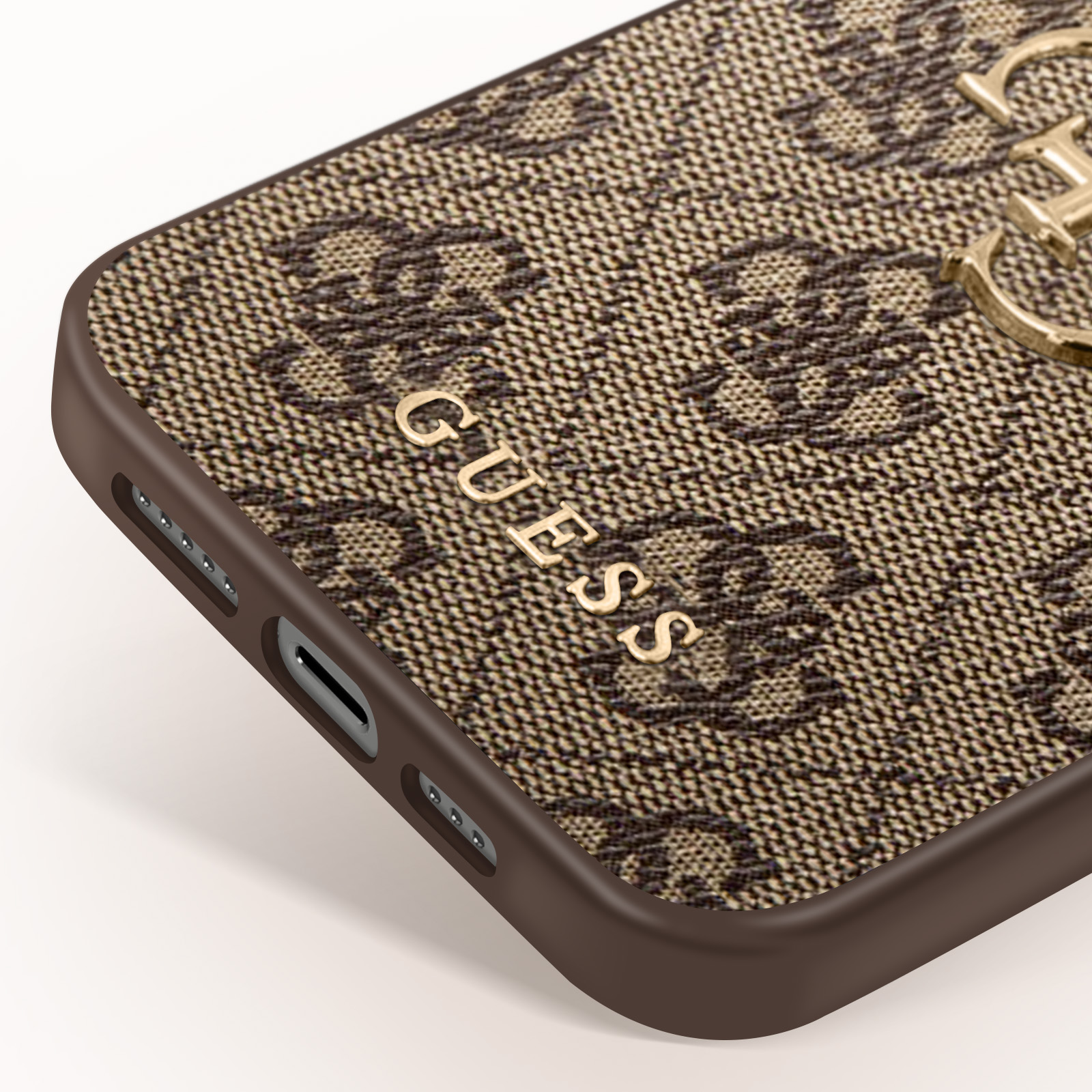 Primo piano di una custodia per telefono Guess. La custodia ha un logo Guess e un motivo marrone.