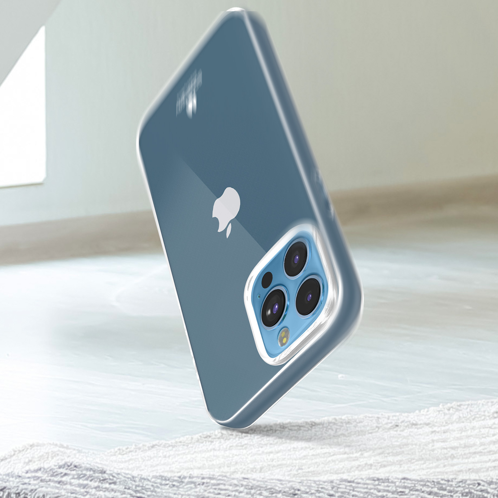Custodia trasparente per telefono, blu, con il telefono all'interno, su uno sfondo leggermente sfocato.