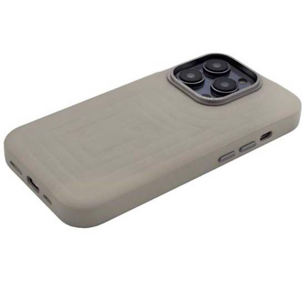 Una custodia per telefono. Il telefono è di colore chiaro, la custodia è beige. Il retro ha delle fotocamere.