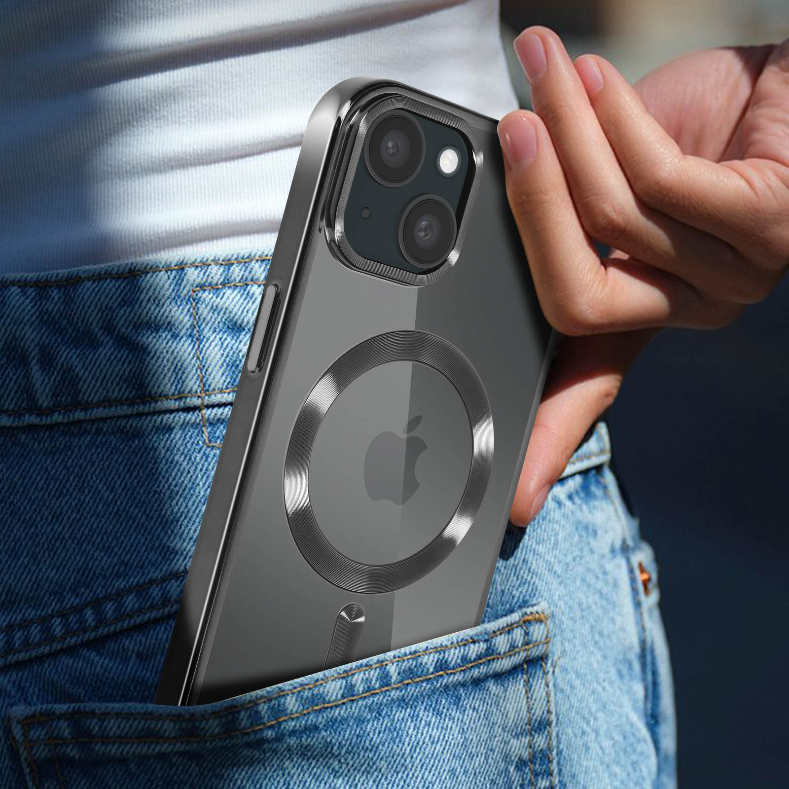 Telefono in tasca con custodia trasparente. Un anello d'argento è visibile. Jeans.
