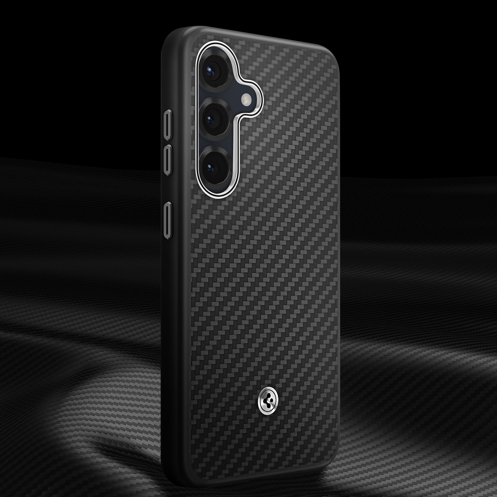 Coque de téléphone noire, une texture en fibre de carbone est visible. Fond noir.