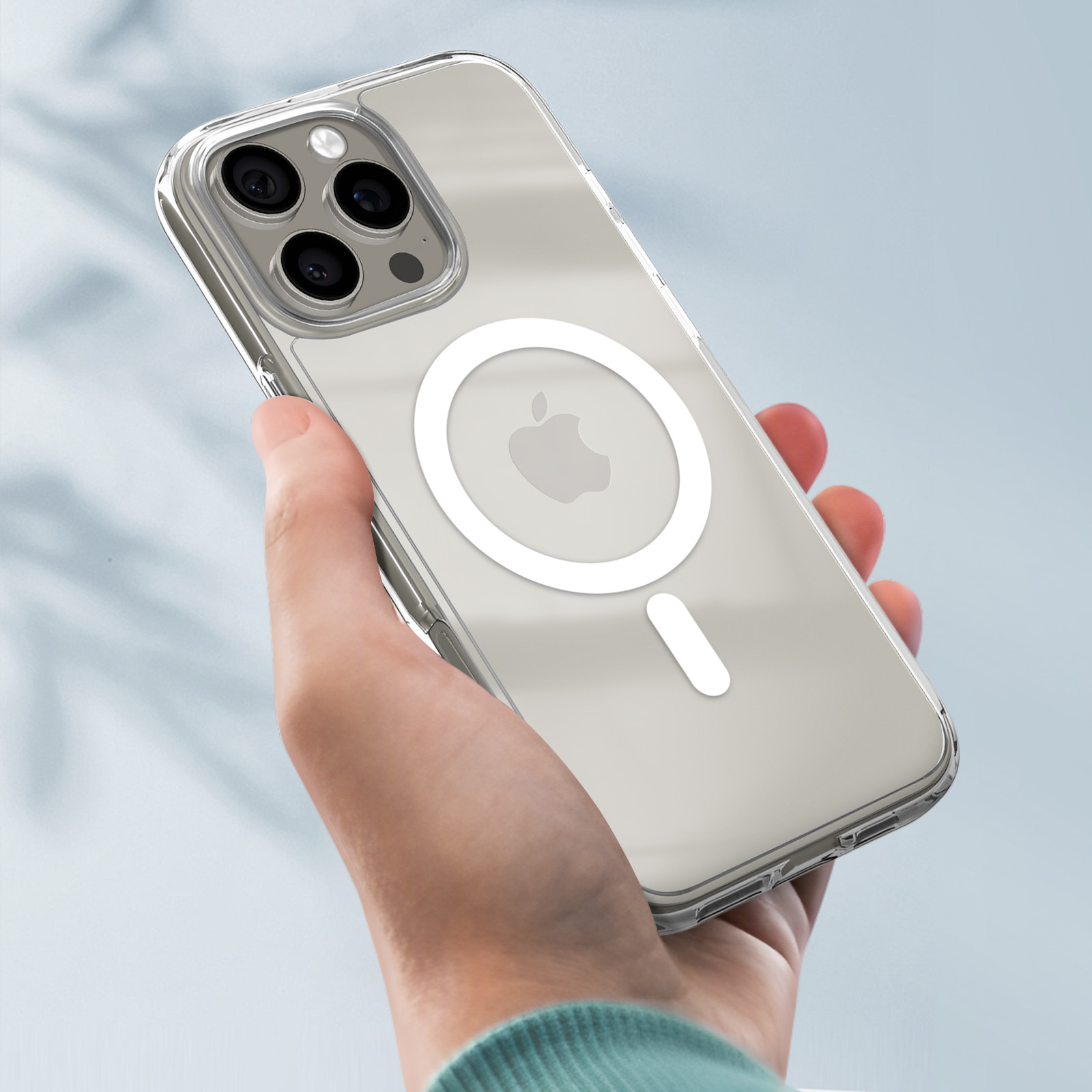 Hand hält eine transparente Handyhülle mit Apple-Logo vor hellblauem Hintergrund.