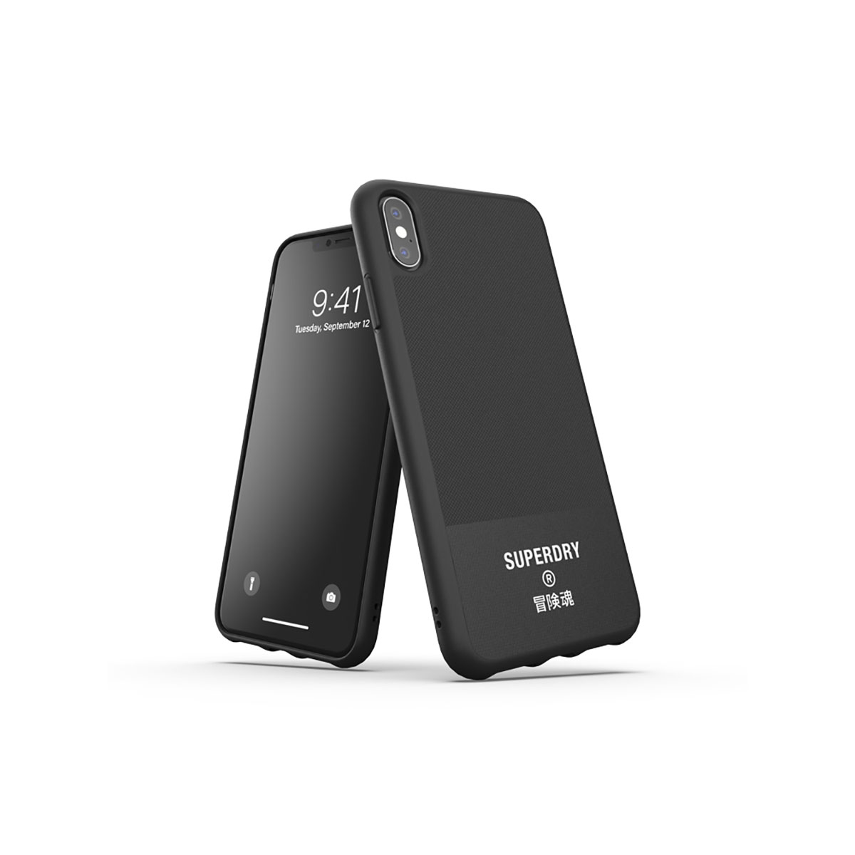 Due telefoni neri con il logo Superdry su uno. Sfondo bianco.