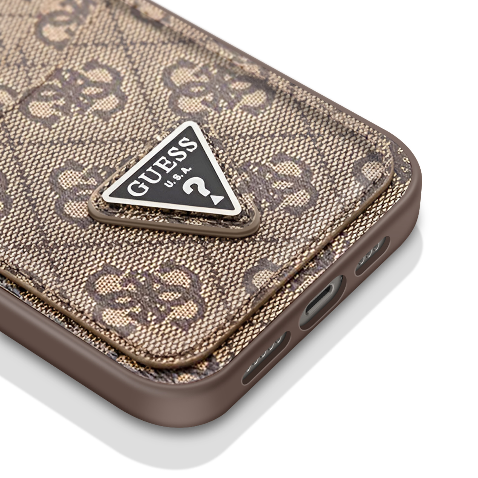 Primo piano di una custodia Guess marrone con il logo Guess.