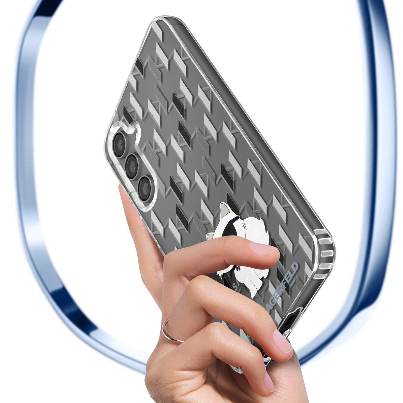 Mano che tiene una custodia per telefono con design di procione, motivo geometrico argento e grigio.