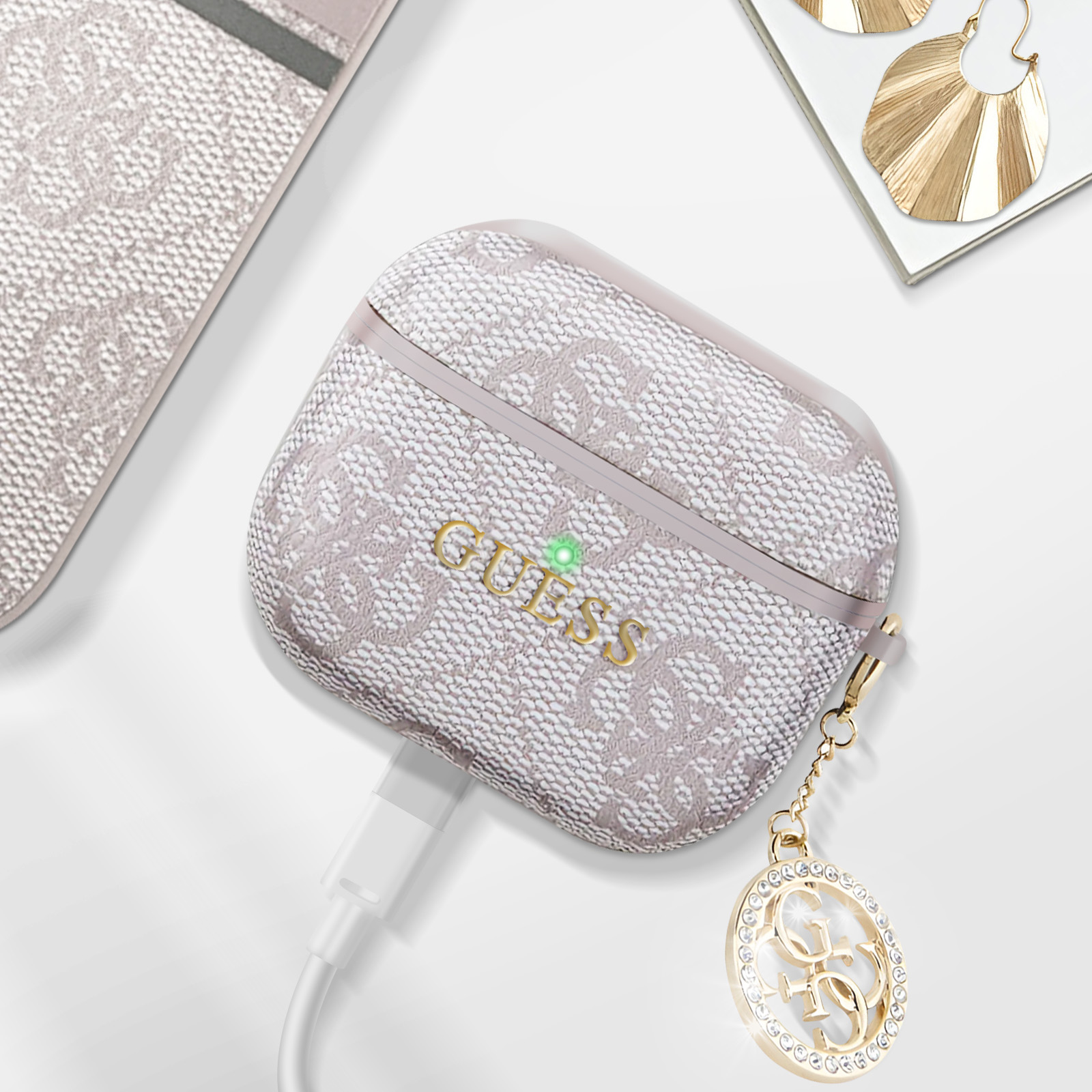 Custodia Guess AirPods, fantasia rosa chiaro e bianca, con logo Guess e cavo di ricarica.