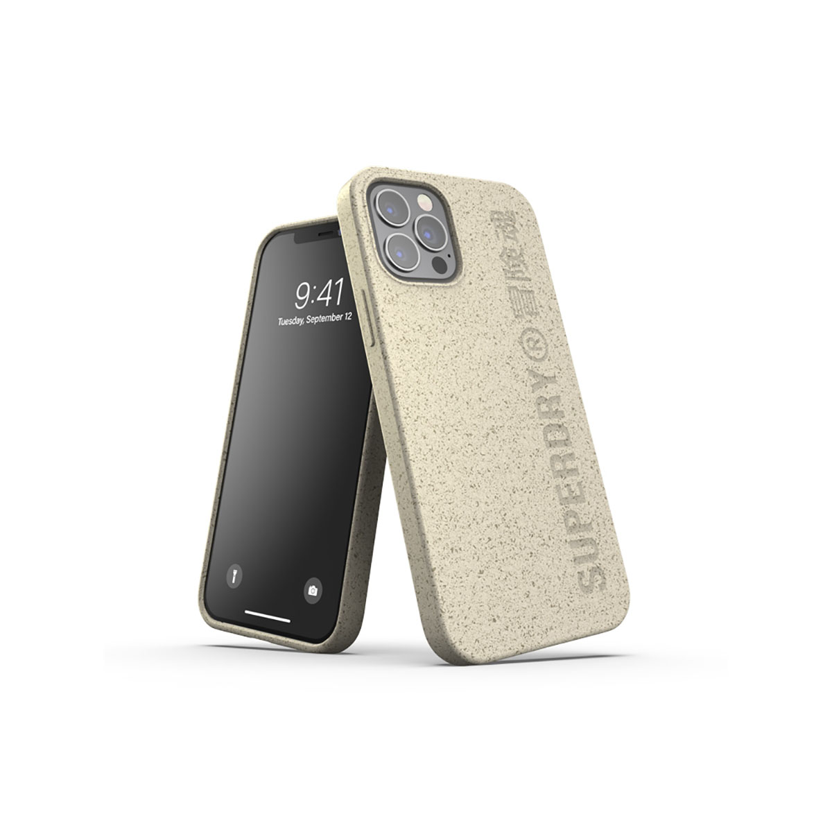 Due telefoni, uno con schermo acceso, con custodia Superdry beige. Sfondo bianco.