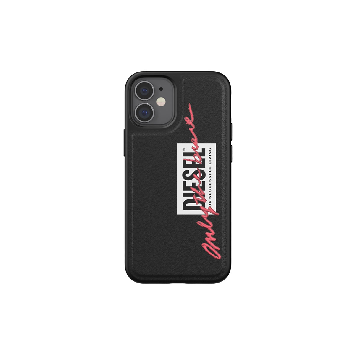 Custodia per iPhone nera con logo e testo Diesel. Il telefono ha due fotocamere. Sfondo bianco.