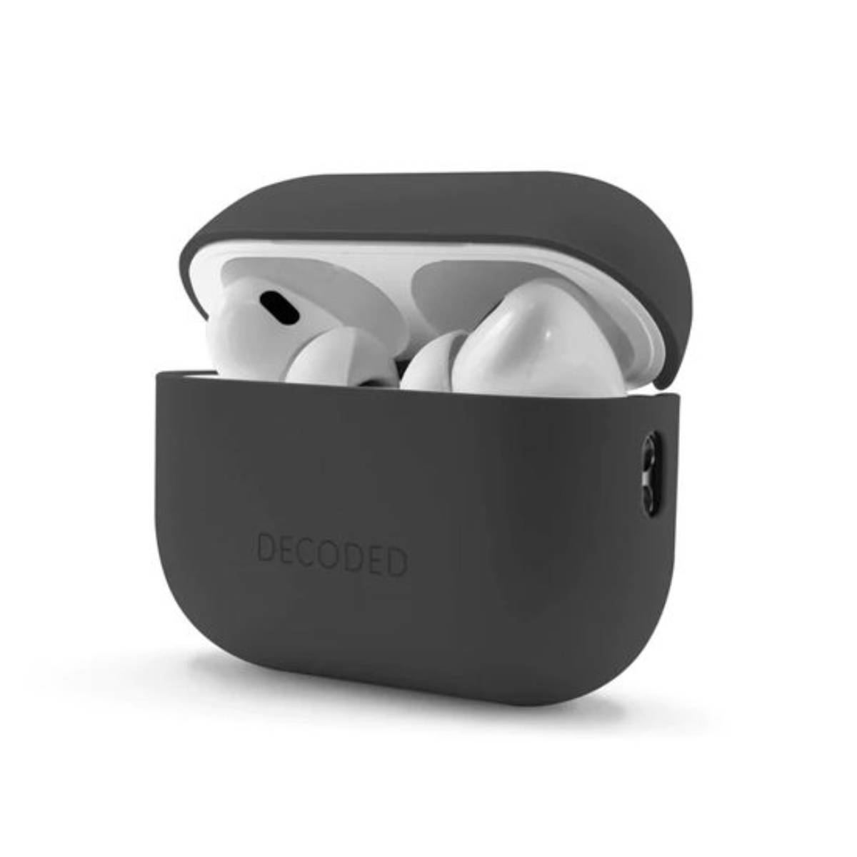 Funda negra con AirPods blancos. La funda tiene la palabra 'DECODED'. Fondo blanco.
