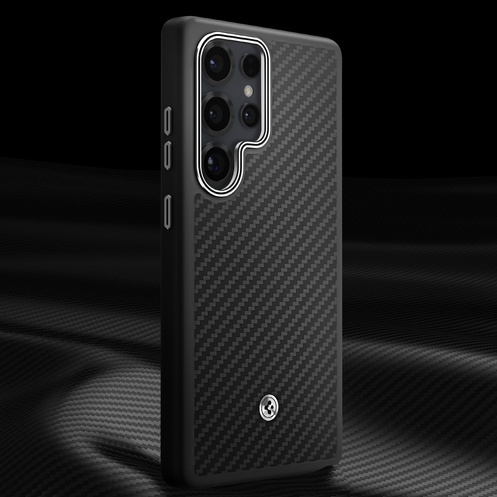 Custodia nera per telefono con trama in fibra di carbonio e fotocamere multiple. Sfondo nero.