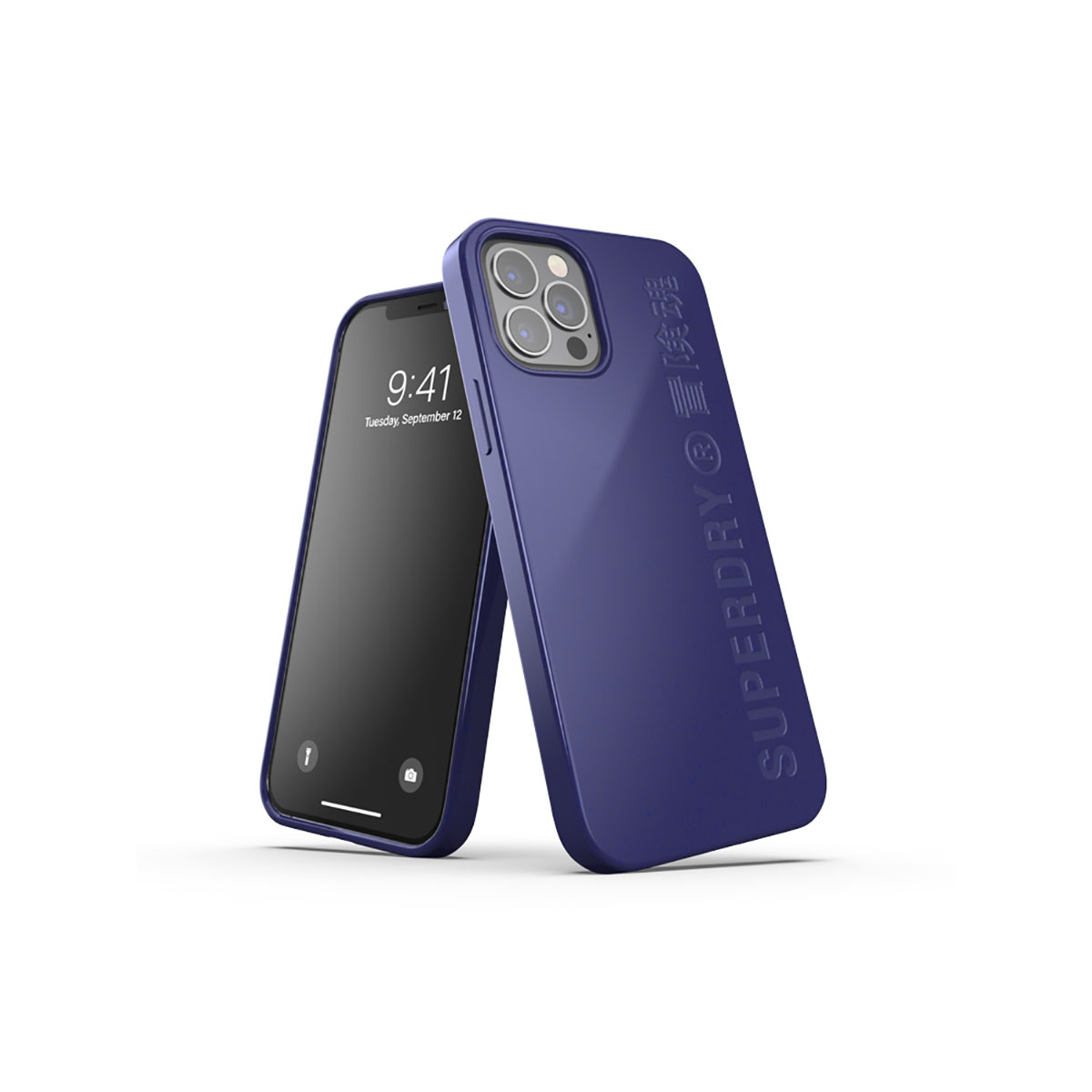 Custodia blu per telefono su superficie bianca. Telefono con le 9:41 a sinistra. Logo Superdry.