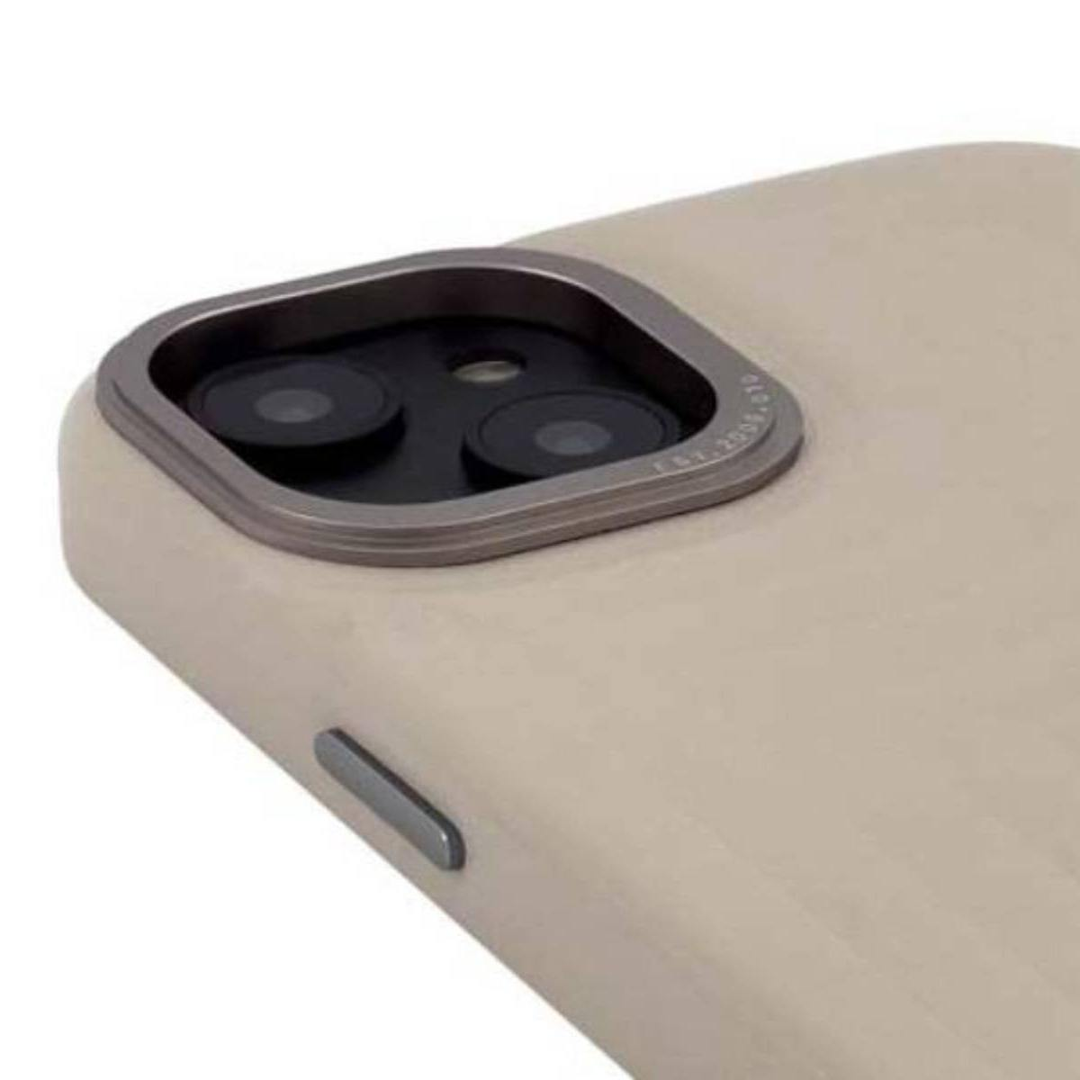 Una custodia per telefono con fori per la fotocamera. La custodia è beige con un anello argentato.