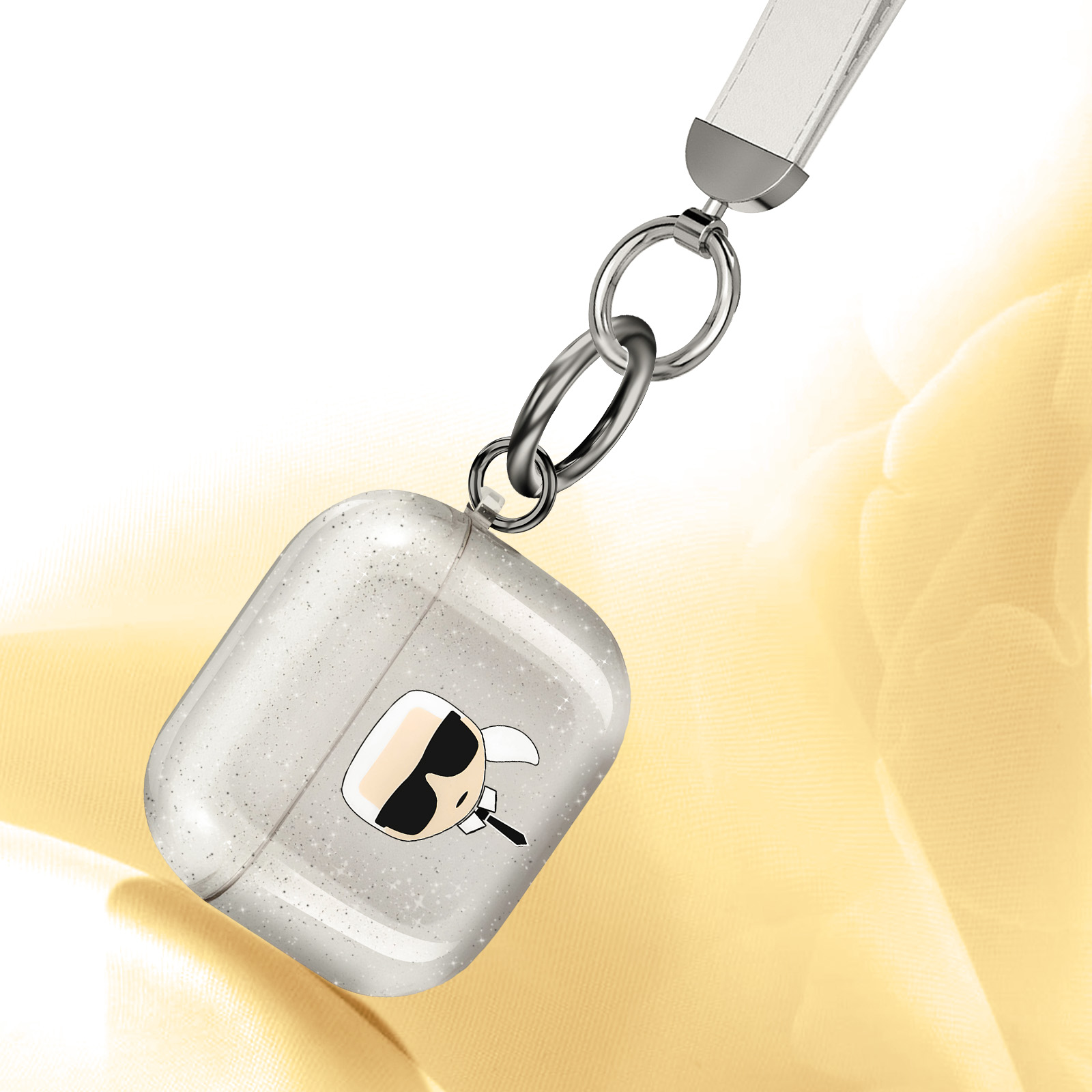Custodia trasparente per AirPods con design Karl Lagerfeld, cinturino bianco. Sfondo giallo.