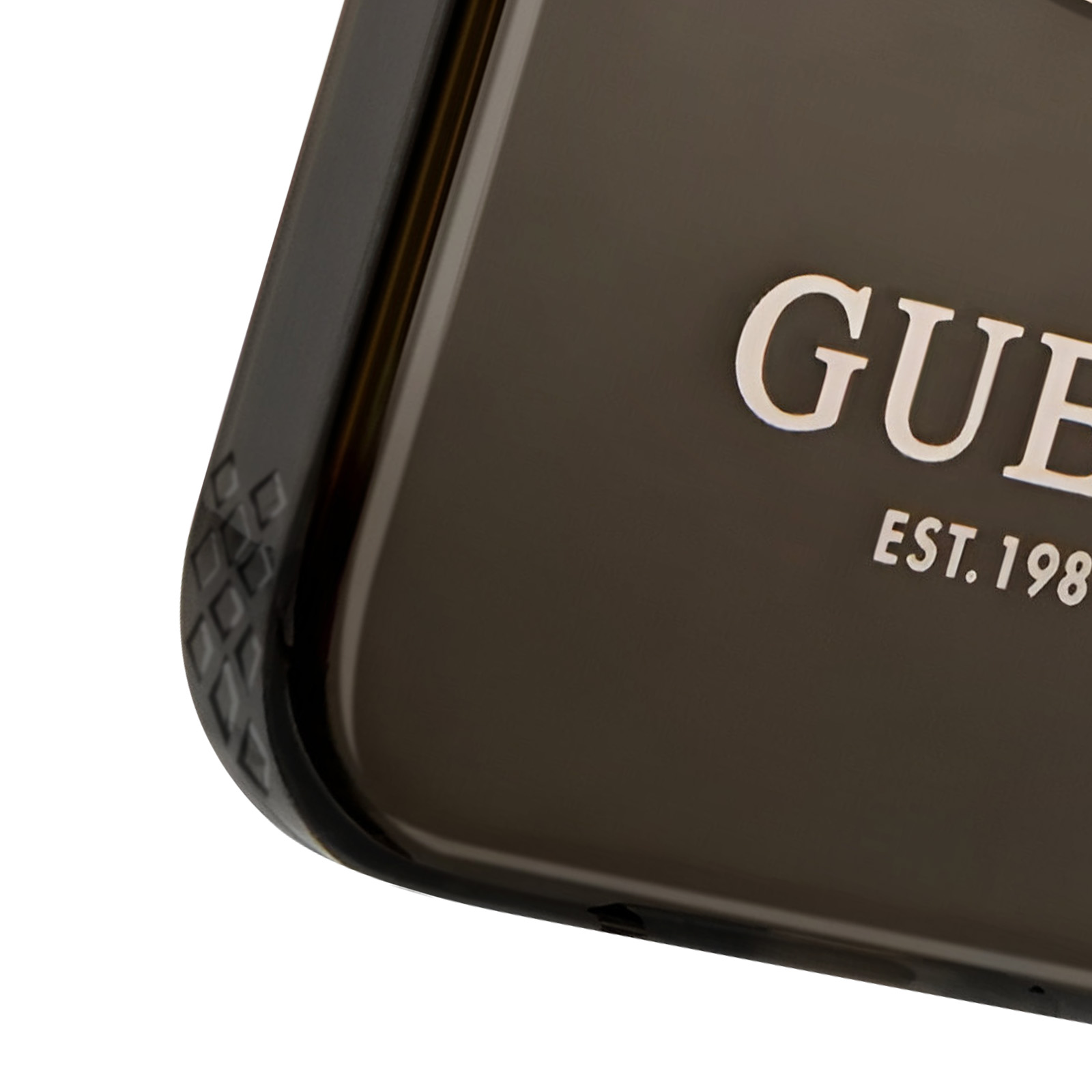 Primo piano della custodia Guess, con testo bianco, sfondo nero.