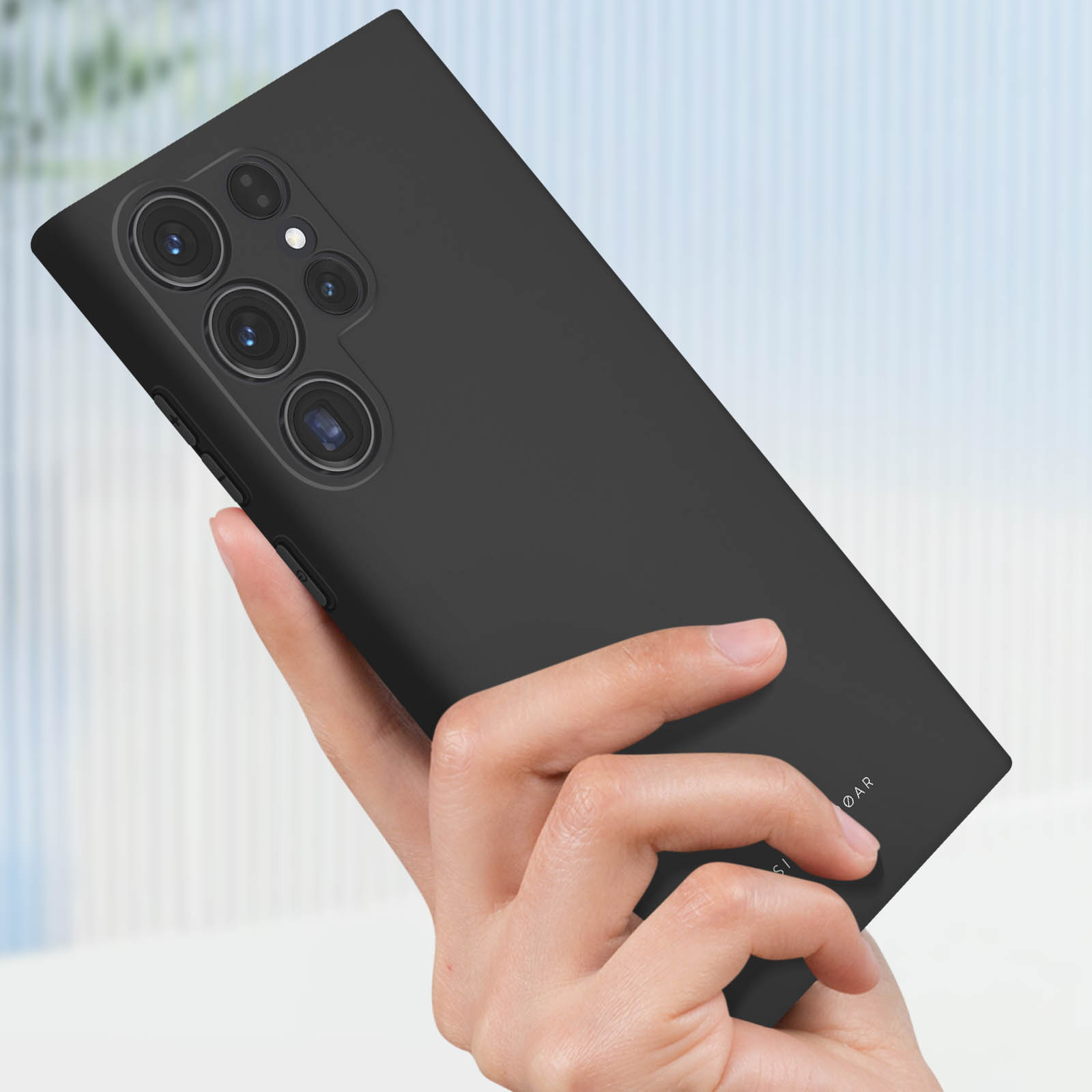 Mano che tiene un telefono nero con 5 fotocamere, con una custodia nera.