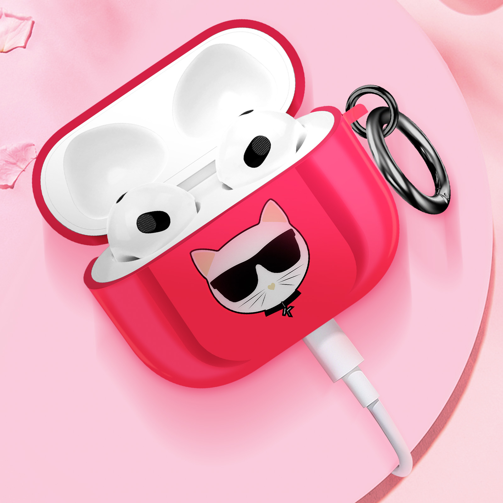 Funda de auriculares roja con diseño de gato Karl Lagerfeld. Auriculares blancos dentro. Cable blanco.